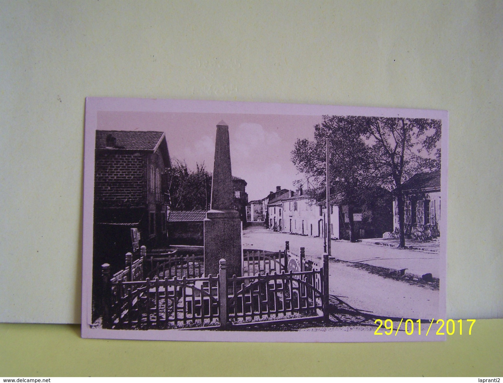 VAOUR (TARN) PLACE DE LA MAIRIE ET MONUMENT AUX MORTS. - Vaour