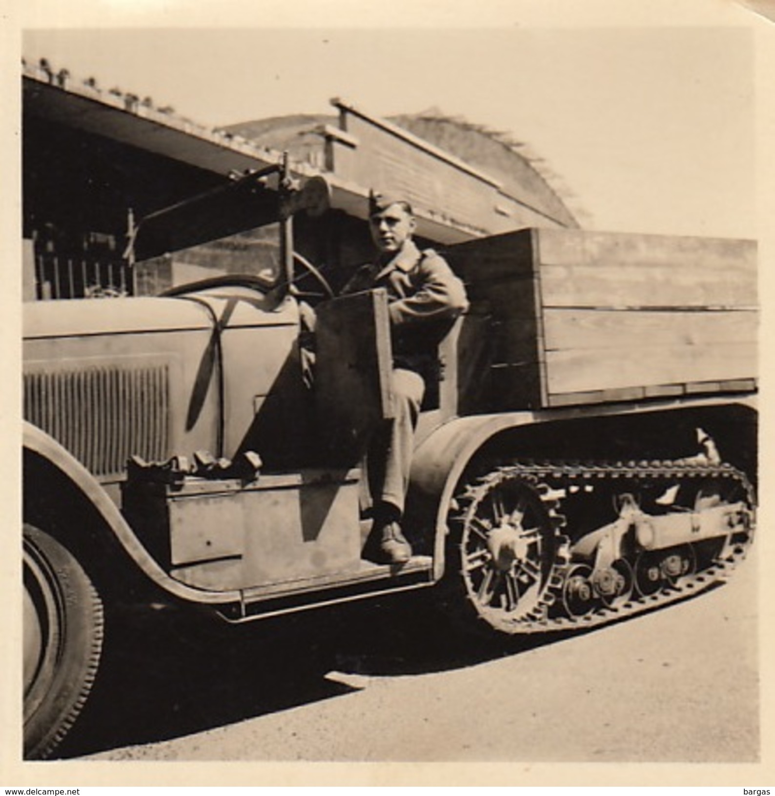 2 Petites Photos D'un Véhicule à Chenille Armée Allemande 1942 Auto-chenille - Guerre, Militaire