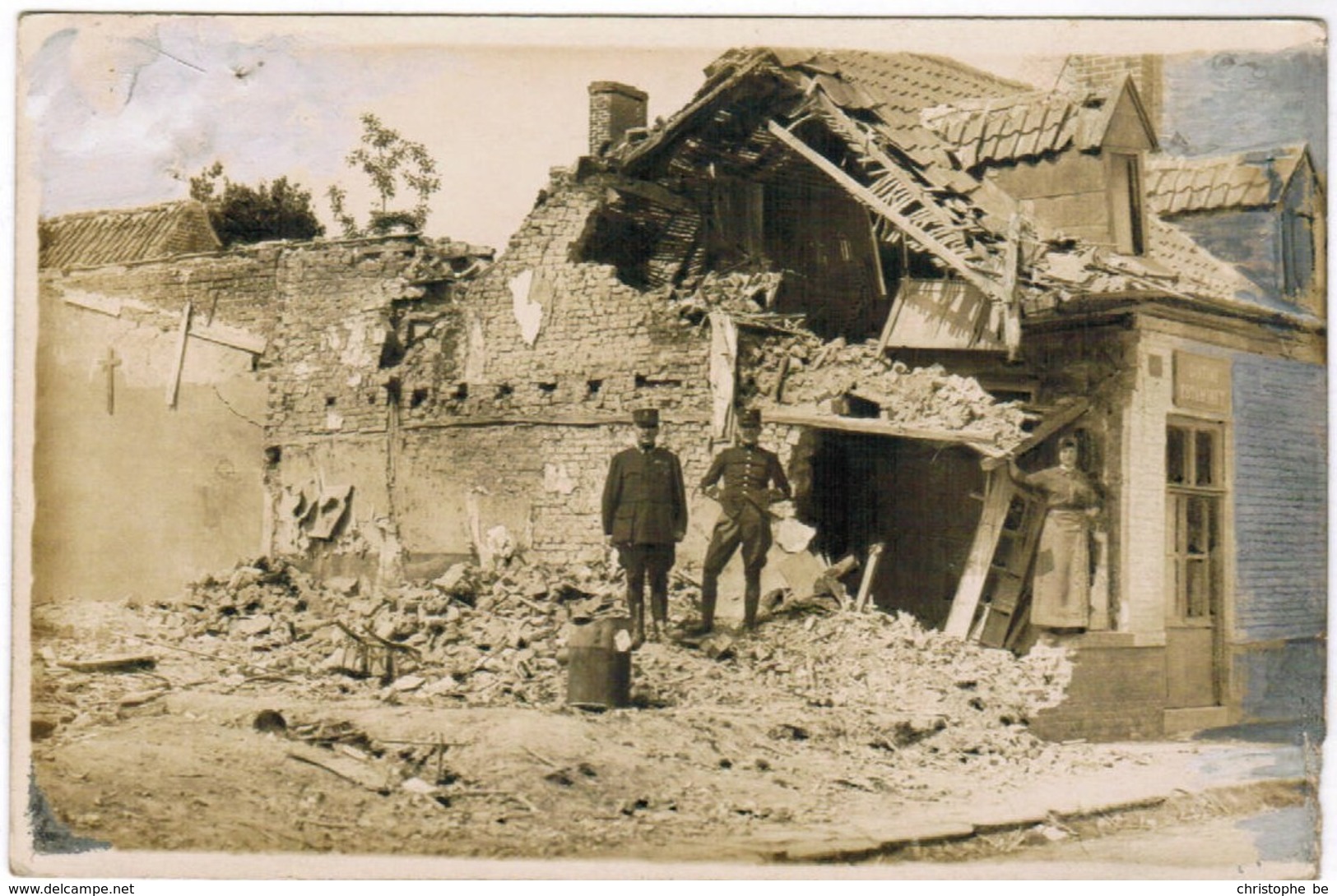 Poperinge, Fotokaart, 2 Soldaten Poseren In Ruine, Oorlogsschade (pk32561) - Poperinge