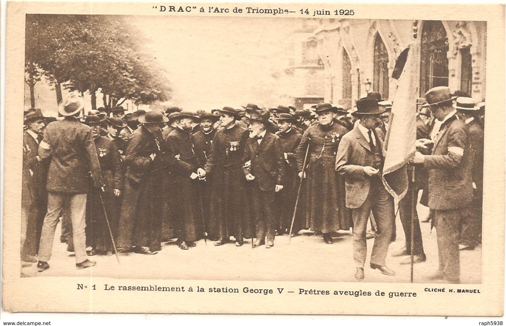 LE RASSEMBLEMENT A LA STATION GEORGES V - PRETRES AVEUGLES DE GUERRRE   " DRAC " A L'arc De Triomphe  14 Juin 1925 - Sindicatos