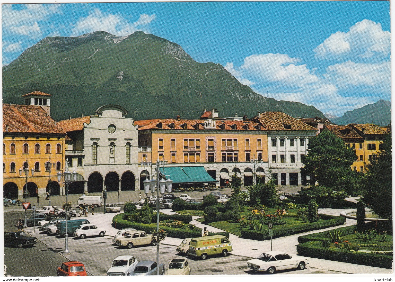 Belluno: FIAT 2300S COUPÉ, 500, 600T, 850 , 850 COUPÉ,ALFA ROMEO GIULIETTA SPRINT ?, INNOCENTI MINI - Piazza Dei Martiri - Turismo