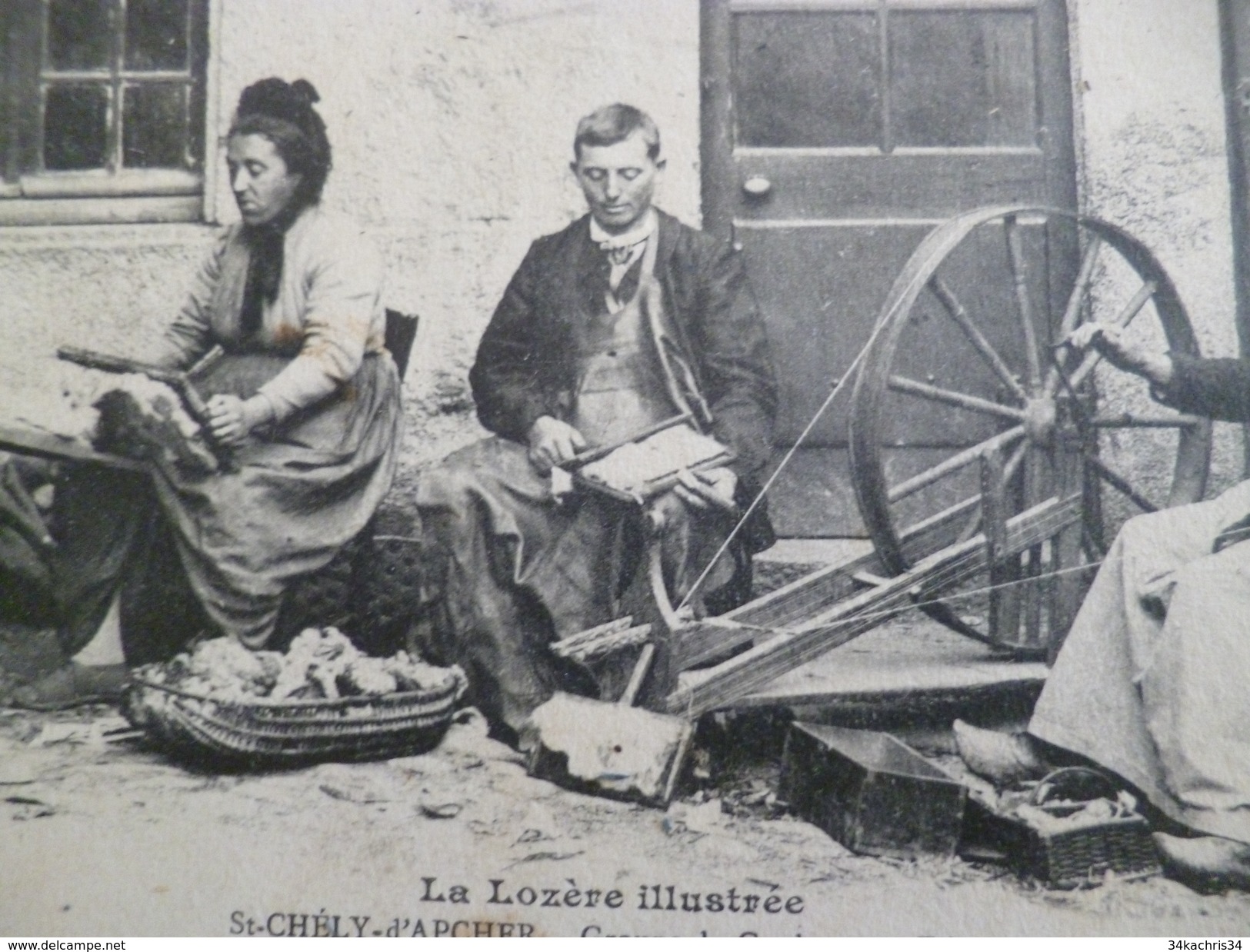 CPA 48 Lozère  Saint Chély D'Apcher Groupe De Cardeurs Et Fileuses Coin Gauche Bas Pli Sinon TBE - Saint Chely D'Apcher