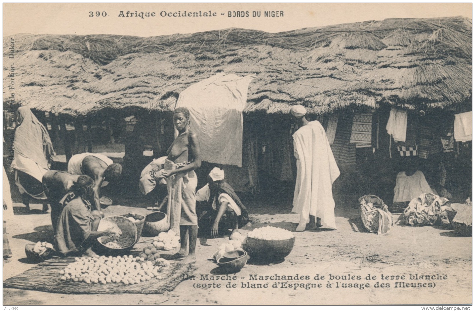 CPA NIGER Bords Du Niger Un Marché Marchandes De Boules De Terre Blanche Seins Nus - Niger