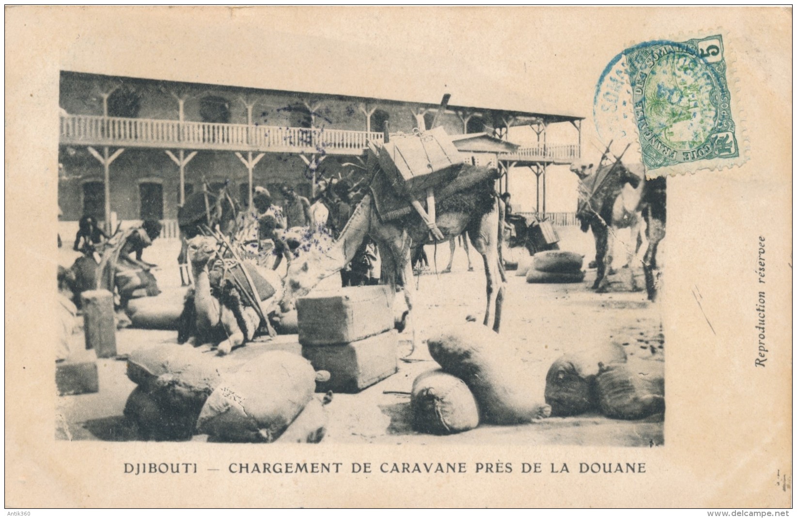 CPA DJIBOUTI Précurseur 1904 Chargement De Caravane Près De La Douane + Cachet + Timbre Ceylan Sri Lanka - Djibouti