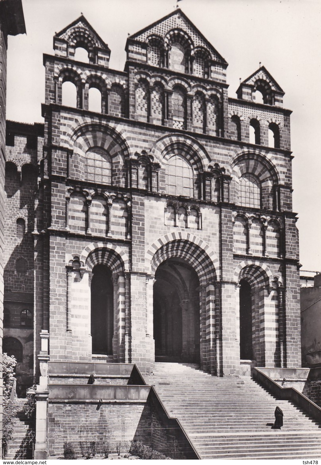 43----LE PUY--la Cathédrale Façade Occidentale Avec Les Grands Escaliers --voir 2 Scans - Le Puy En Velay