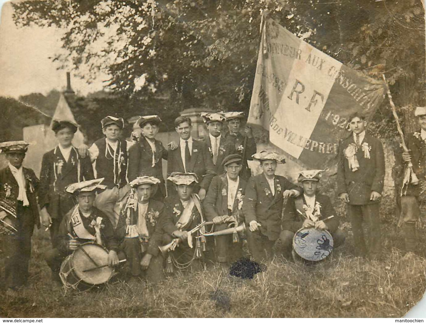 DEP 78 VILLEPREUX   CARTE PHOTO COUPEE DE CONSCRITS CLASSE 1920 OU 26 ? - Villepreux