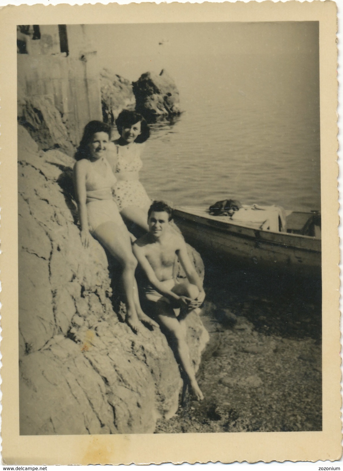 REAL PHOTO, Two Swimsuit Women Naked Trunks Guy On Rocks  Beach , Femmes Maillot De Bain  Homme Nu Plage, Photo ORIGINAL - Autres & Non Classés