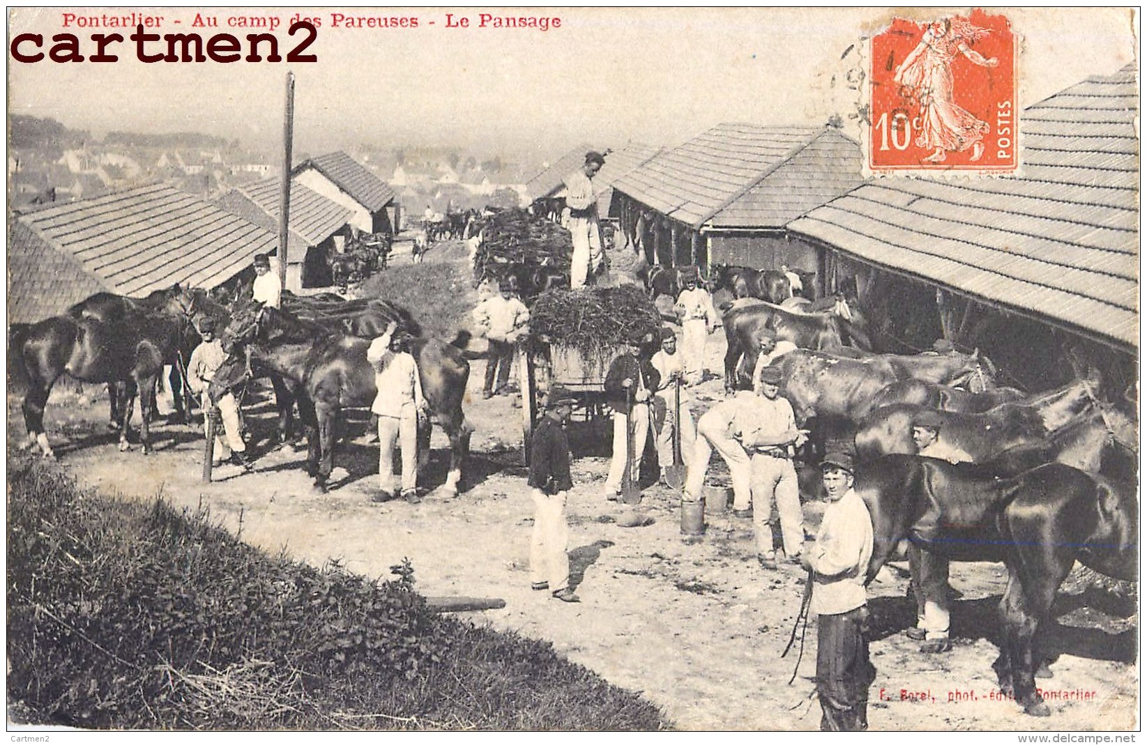 PONTARLIER AU CAMP DES PAREUSES LE PANSAGE CASERNE CAVALIERS CHEVAUX CAVALERIE GUERRE 25 DOUBS - Pontarlier