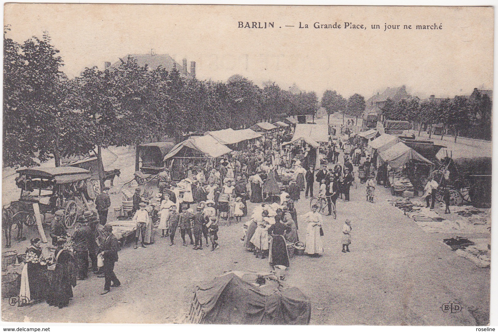 62  BARLIN   -  La Grand Place Un Jour De Marché  -   CPA  N/B  9x14 BE - Barlin