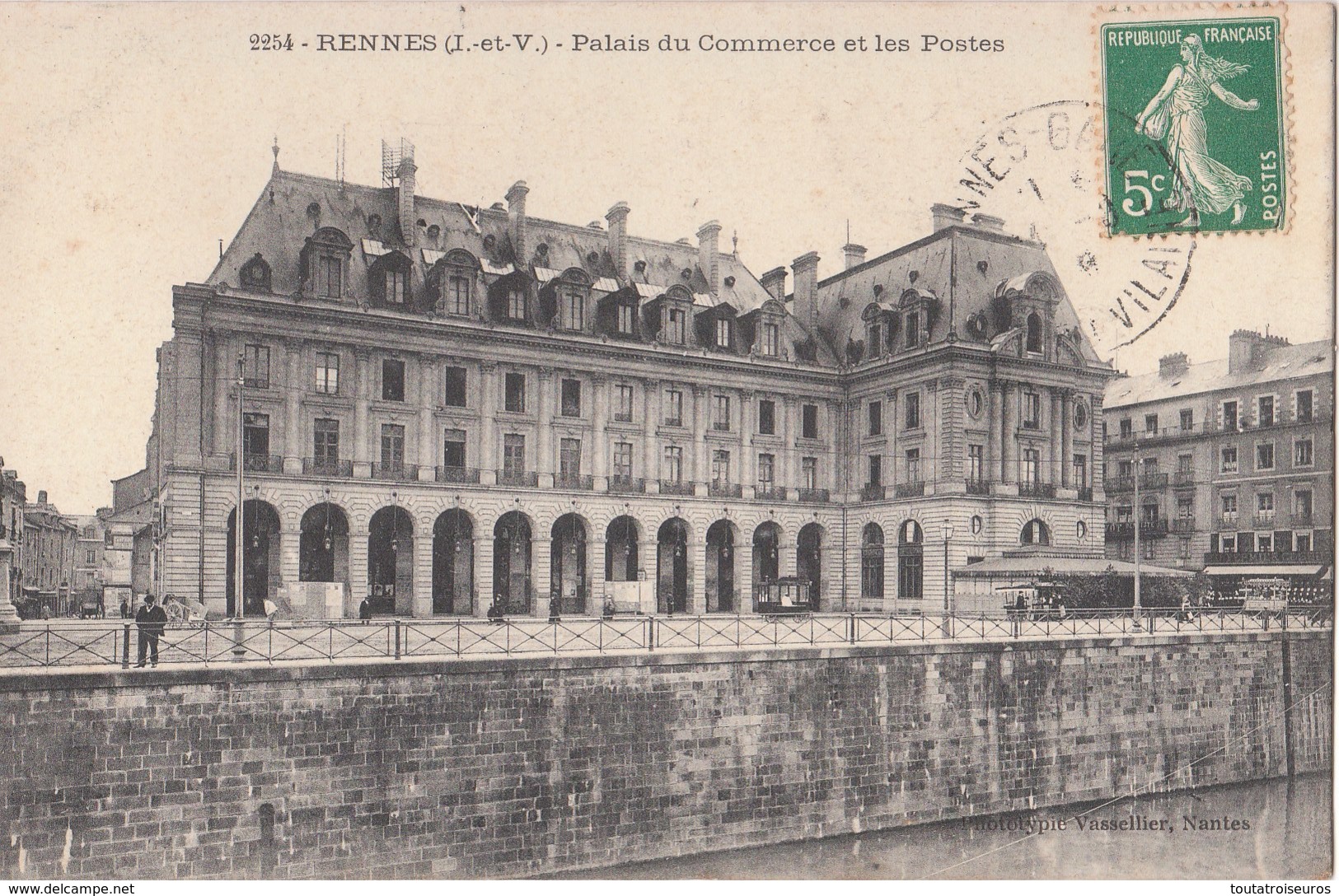 RENNES   ( 35 ) Palais Du Commerce Et Les Postes ( Port Gratuit ) - Rennes