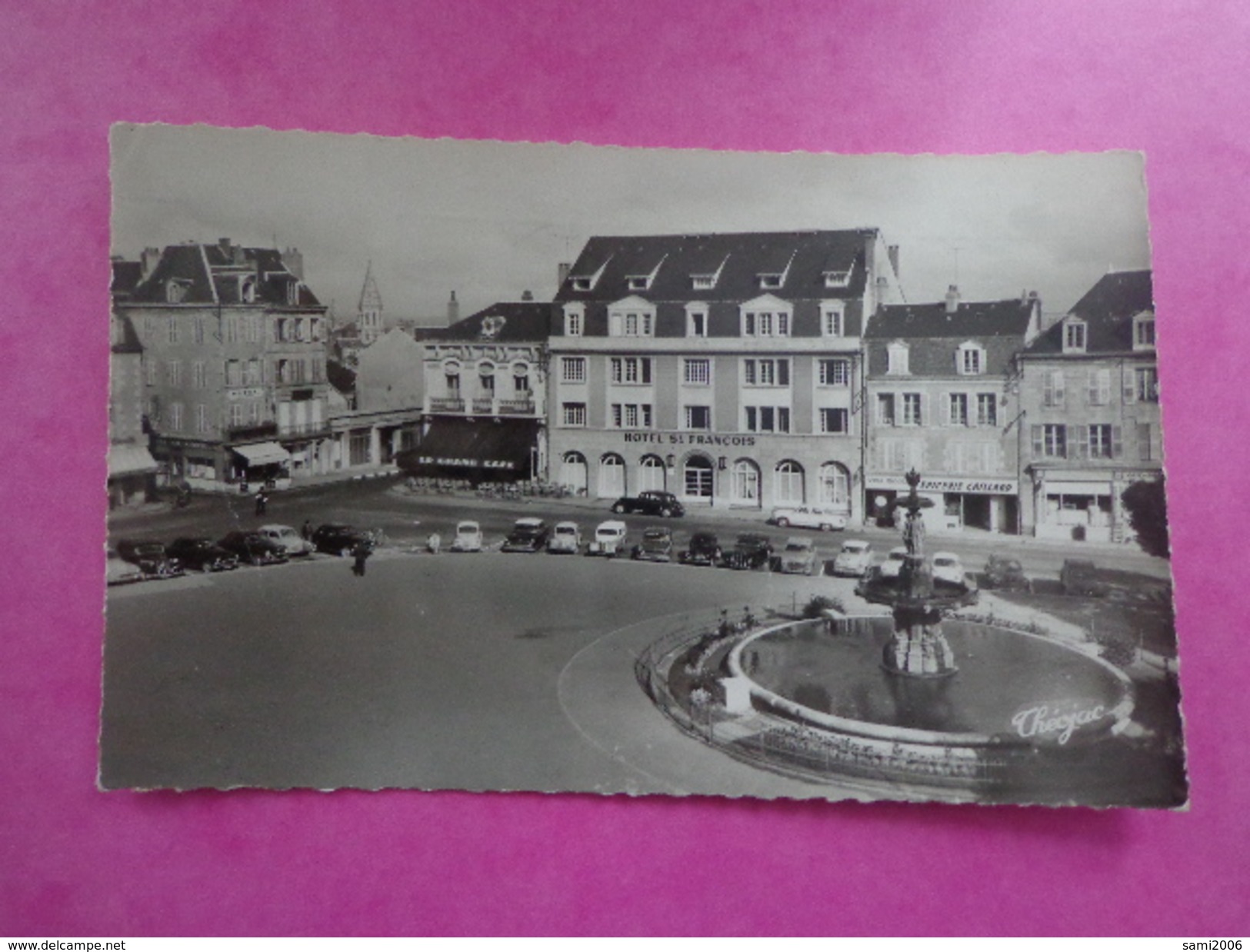 CPA PHOTO 23 GUERET PLACE BONNYAUD HOTEL SAINT FRANCOIS VOITURES ANCIENNES - Guéret