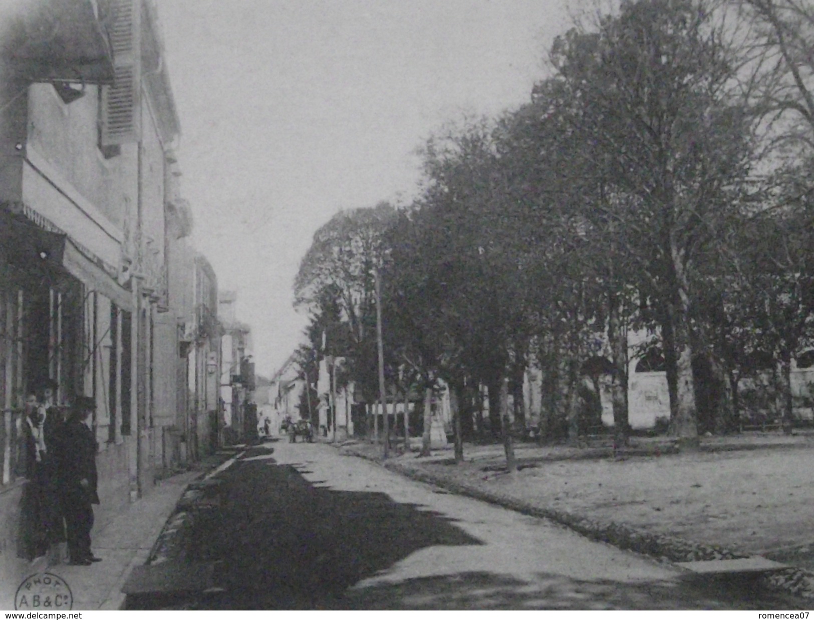 MORLAAS (Pyrénées-Atlantiques) - PLACE De La MAIRIE Et RUE BOURG-MAYOU - Commerce - Animée - Voyagée Le 19 Août 1903 - Morlaas