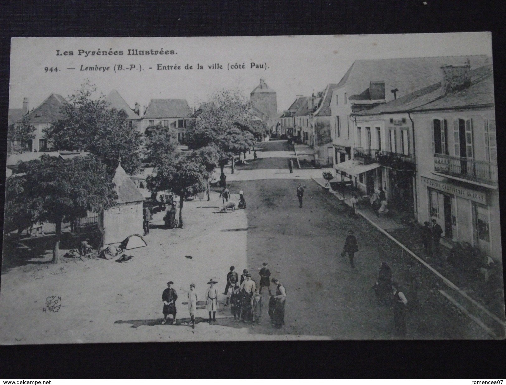 LEMBEYE (Pyrénées-Atlantiques) - ENTREE De La VILLE (côté PAU) - Patisserie - Commerces - Animée - Non Voyagée - Lembeye