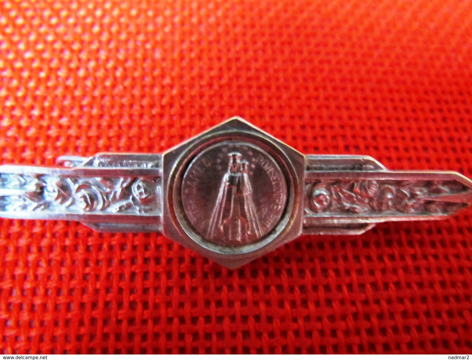 Belle Broche Bavoir Ancienne ND Notre Dame De Bonsecours Vers 1940 Catholique Métal Argenté TBE - Broches