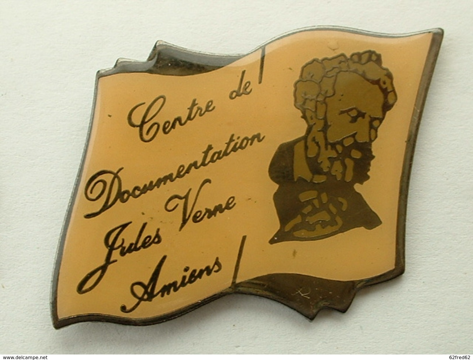 PIN'S CENTRE DE DOCUMENTATION JULES VERNE AMIENS - Administrations