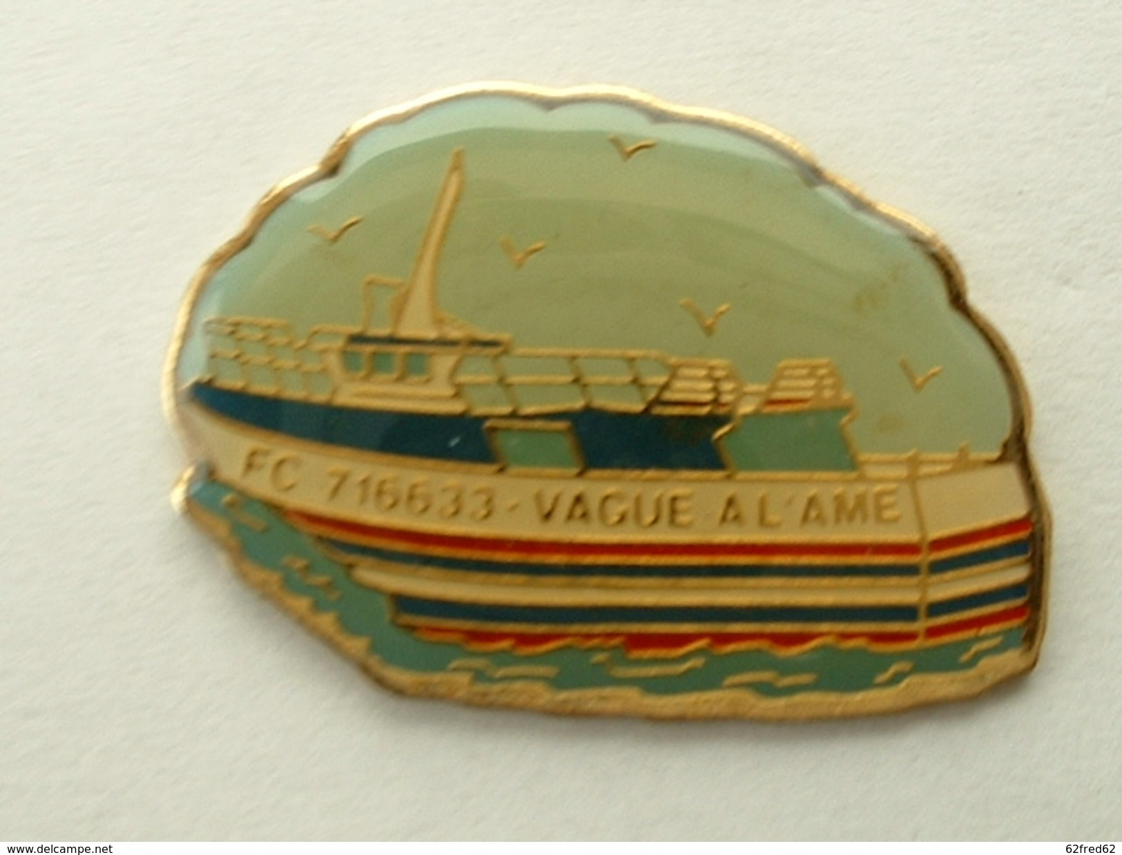 PIN´S BATEAU DE PECHE - LE VAGUE A L'AME - FECAMP - Boats