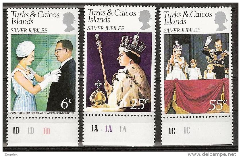 Turks &amp; Caicos  1977  Silver Jubilee Coronation Queen Elisabeth - Complete - MNH**, Postfrisch Ohne Falz , Neuf Sans - Turcas Y Caicos