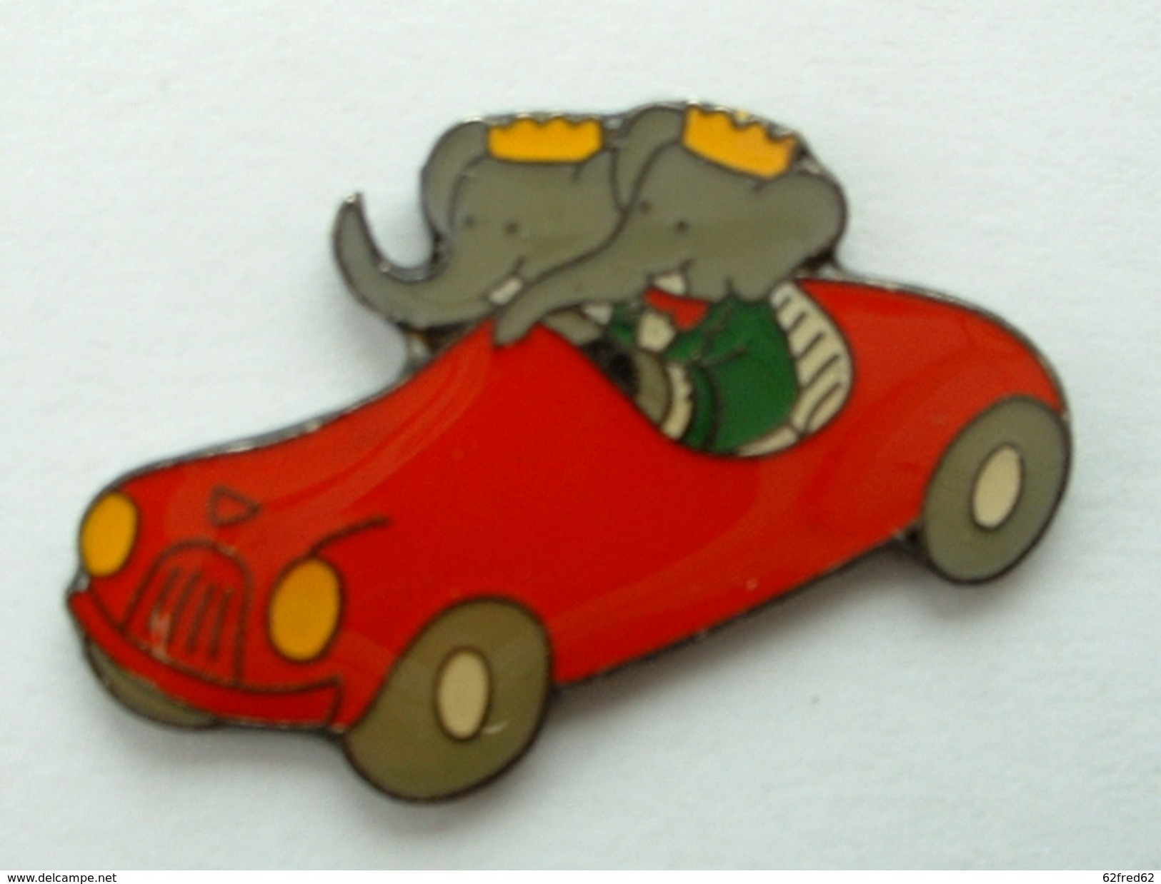 PIN´S ELEPHANT  - BABAR EN VOITURE SIGNE CORNER - Animals