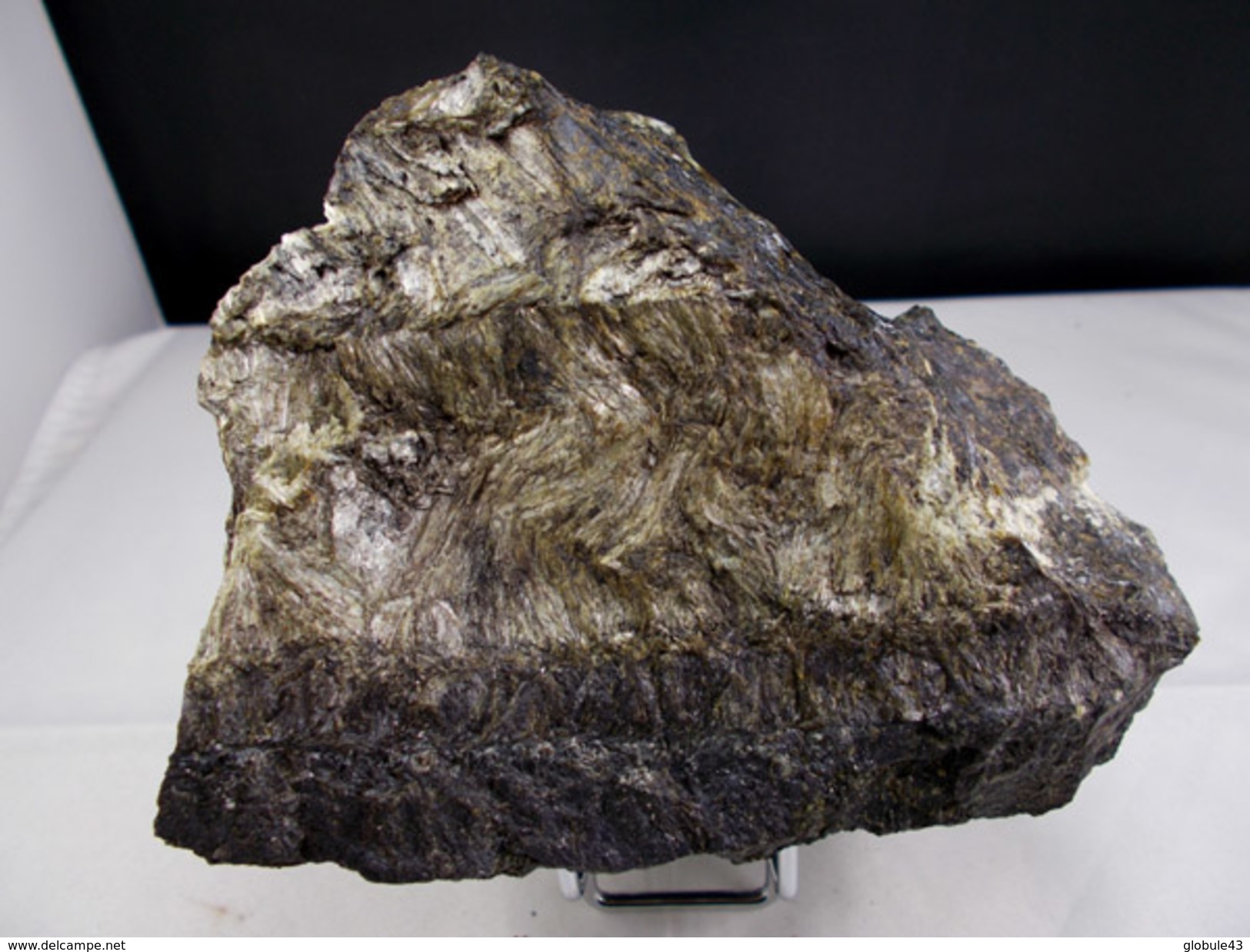 GEDRITE SUR SERPENTINE 12 X 9 CM VAZEILLES - Mineralien