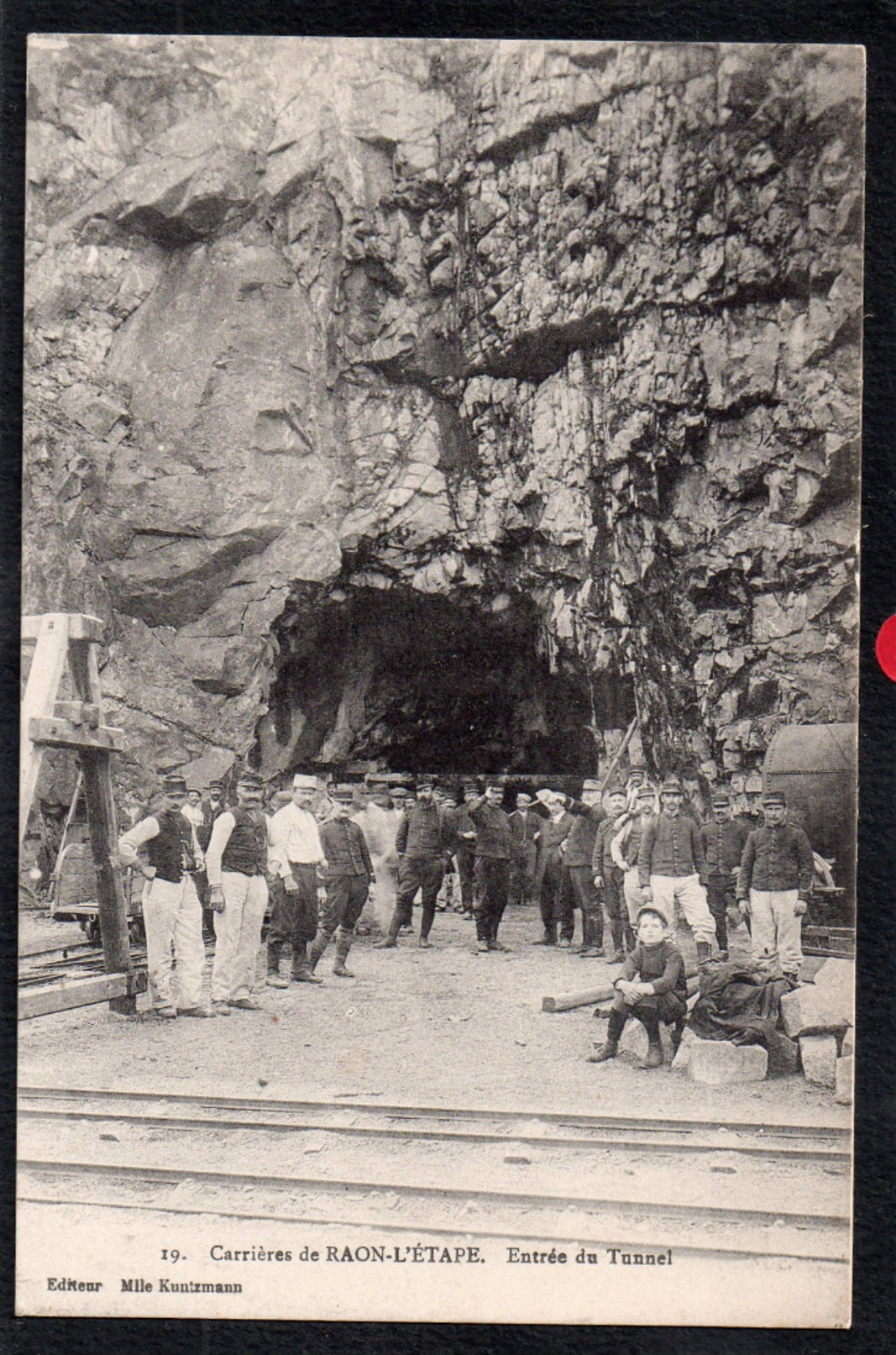 88.VOSGES.RAON L'ETAPE.CARRIERES.OUVRIERS MILITAIRES.ENTREE DU TUNNEL. - Raon L'Etape