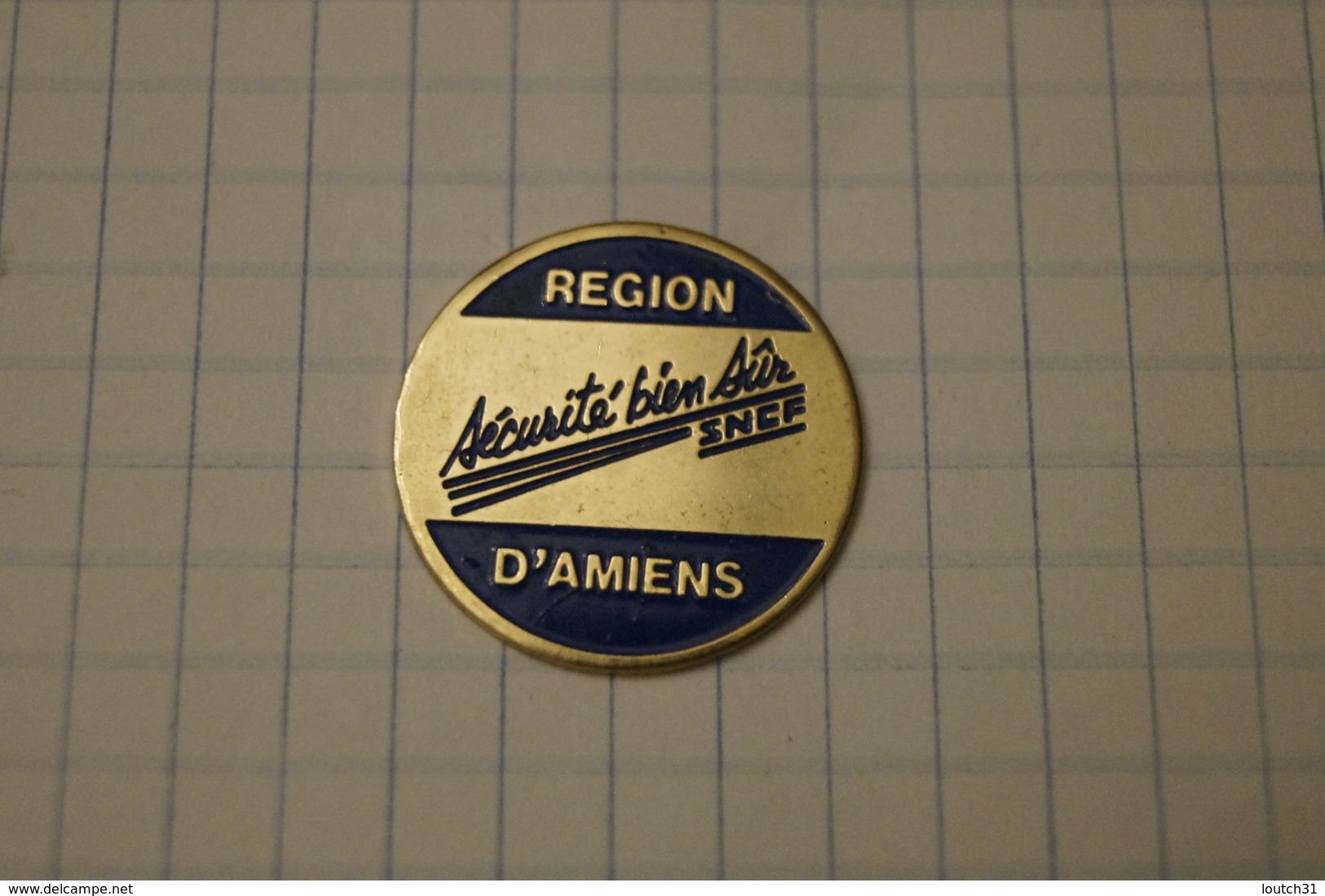 Pin's REGION D 'AMIENS SNCF - Villes