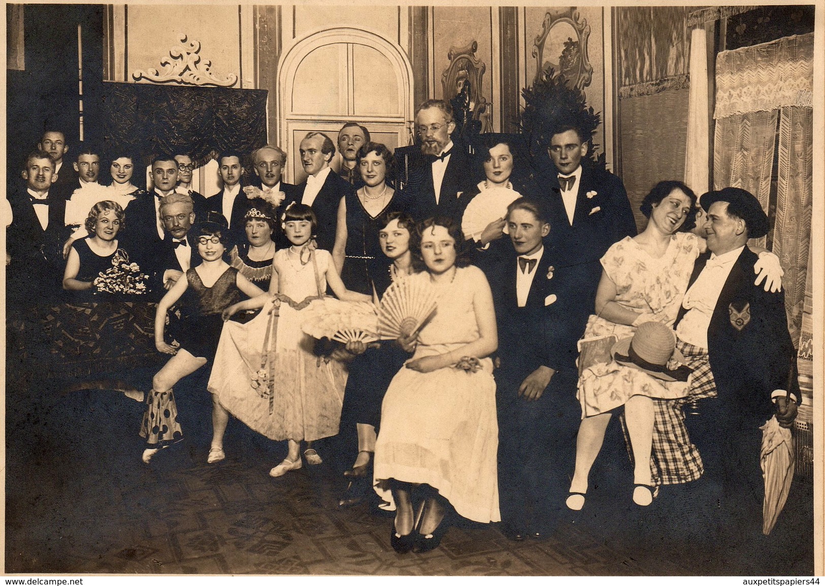 Grande Photo Originale - Artistes & Compagnie Au Complet En 1931 - Décor De Théâtre, Costumes, Adultes & Enfants ! - Anonyme Personen