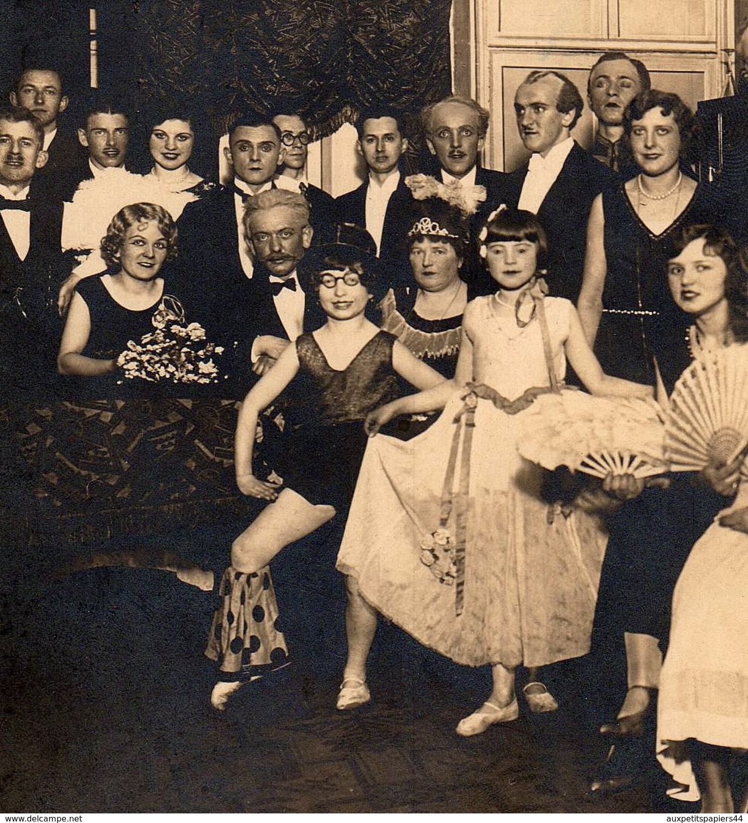 Grande Photo Originale - Artistes & Compagnie Au Complet En 1931 - Décor De Théâtre, Costumes, Adultes & Enfants ! - Anonyme Personen