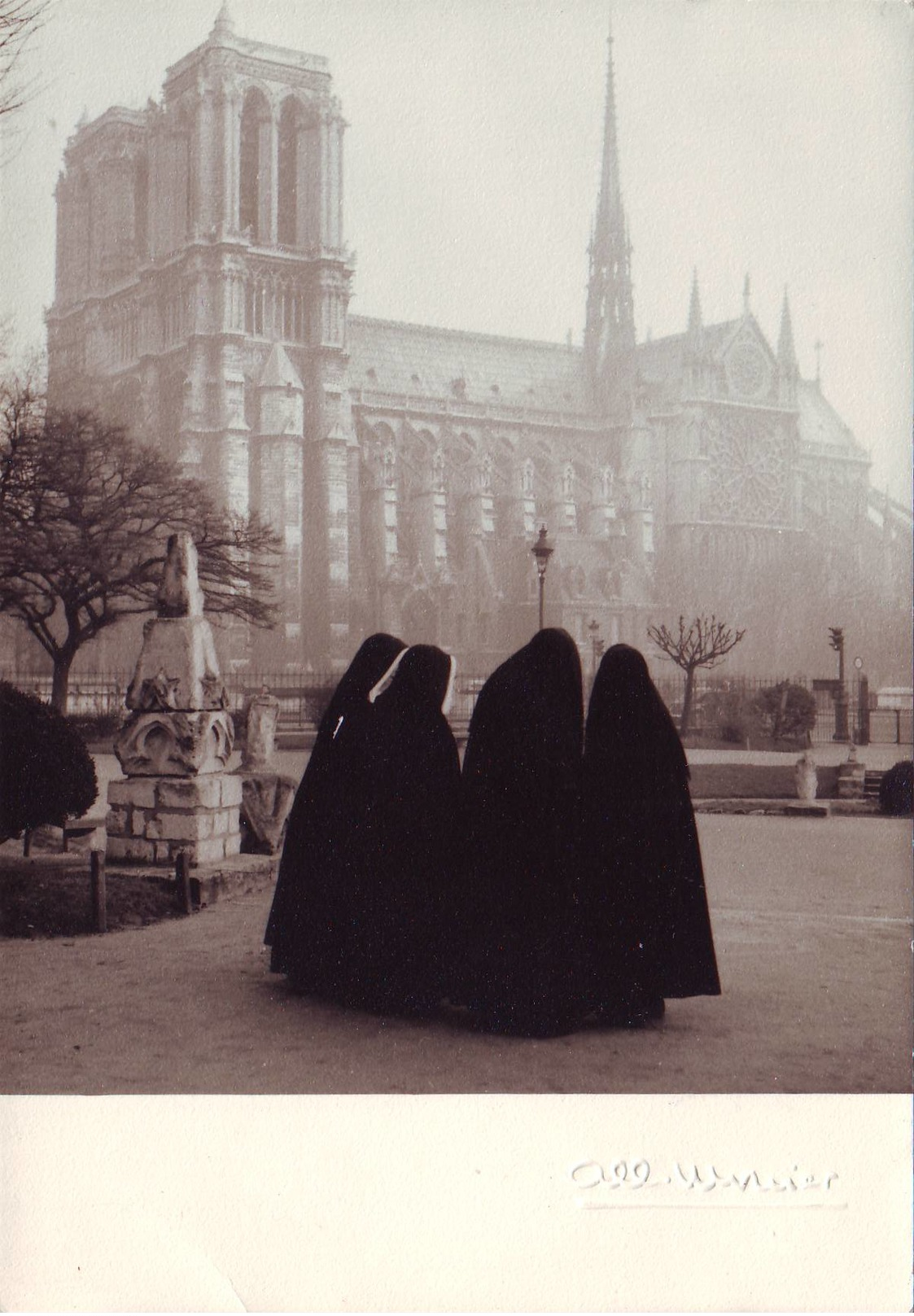 Photo Artistique Soeurs En Place Notre Dame A' Paris - Luoghi