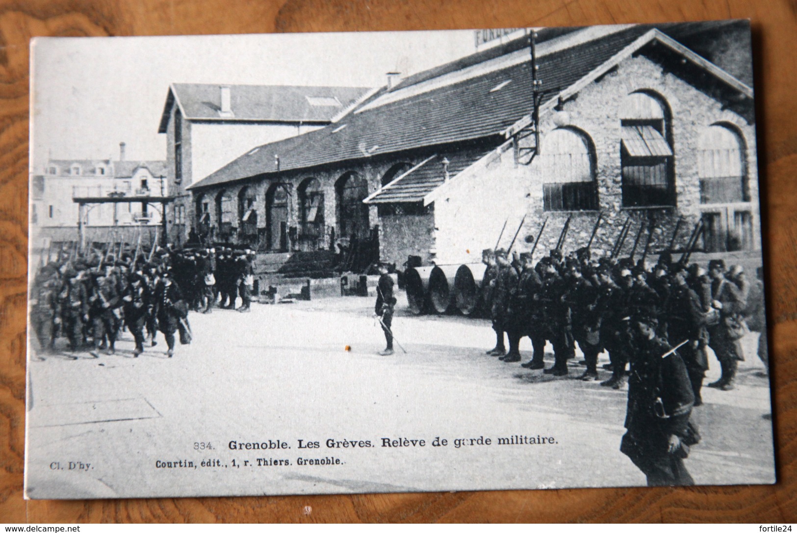Grenoble. Les Grèves . Relève De Garde Militaire 13,8 Cm X 9 Cm. - Grenoble
