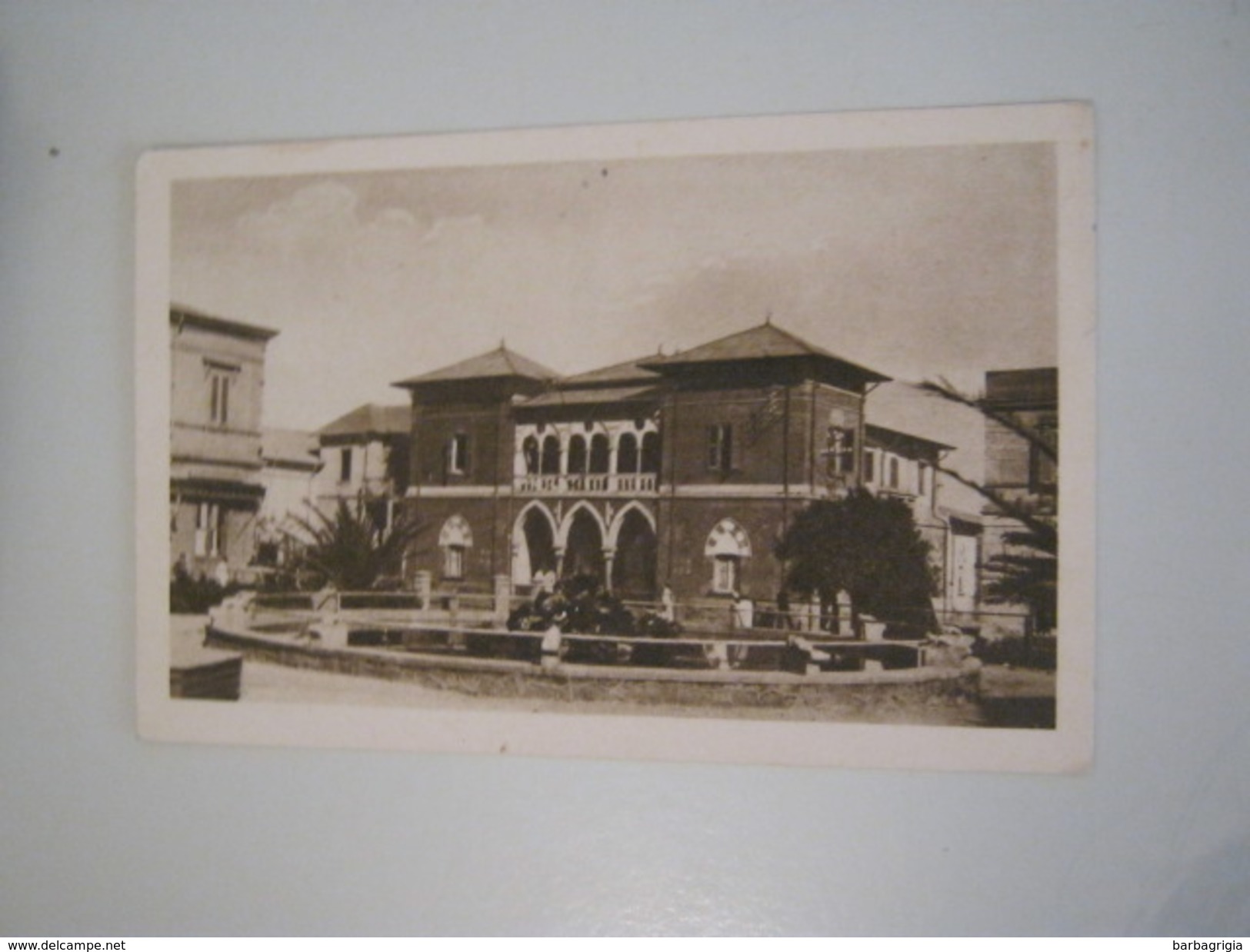 CARTOLINA COLONIALE - ASMARA, PIAZZA ROMA E PALAZZO DELLA BANCA D'ITALIA - Autres & Non Classés