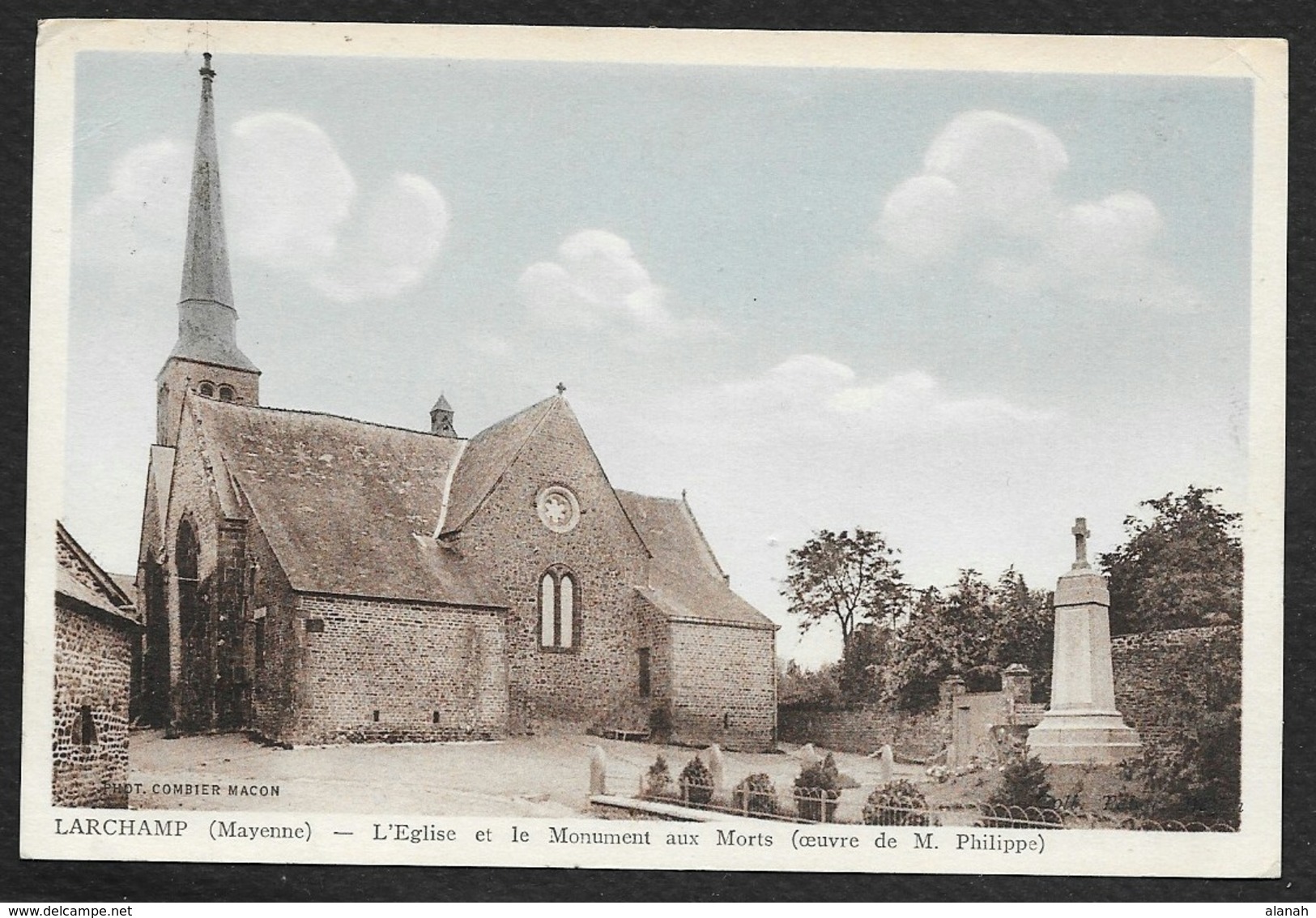 LARCHAMP L'Eglise Et Le Monument Aux Morts (Combier) Mayenne (53) - Larchamp