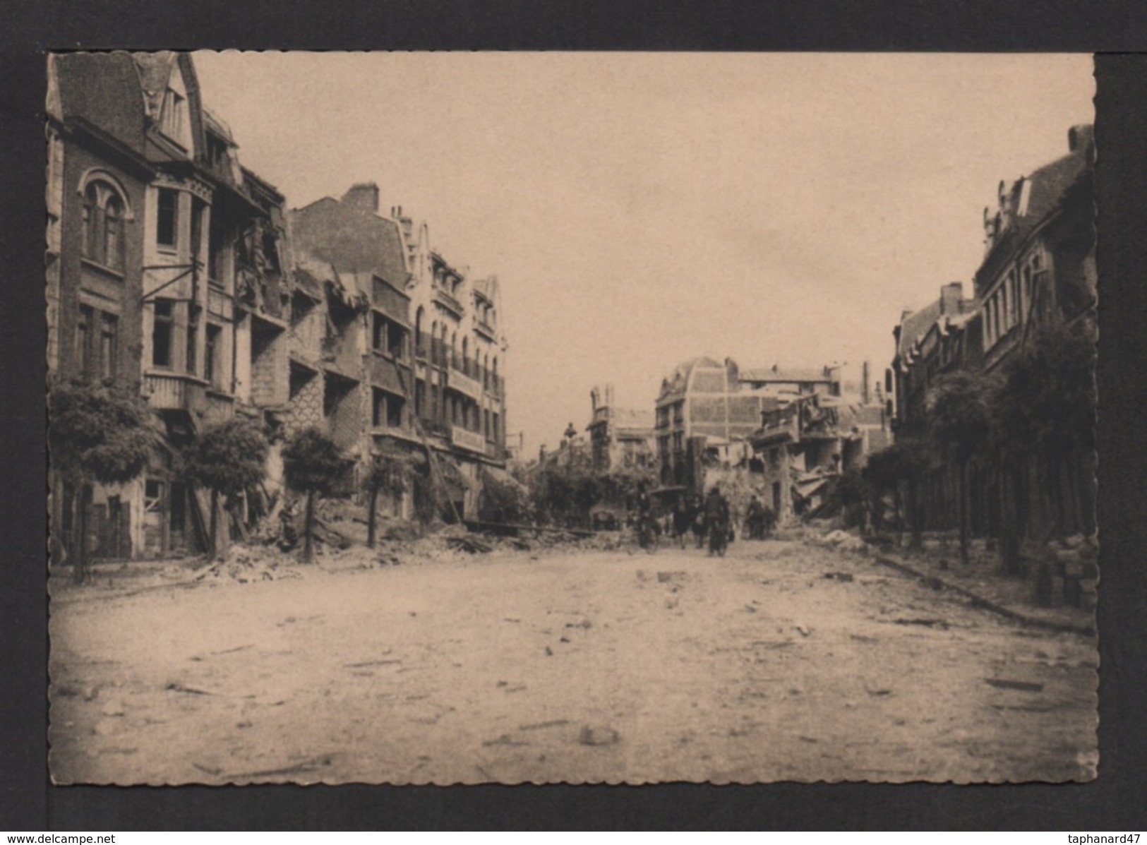 CPSM Gf. Dép.62. LENS DÉVASTÉE (18 Juin - 11 Aout 1944) . Rue De La Porte D'Arras . Petite Animation . - Lens