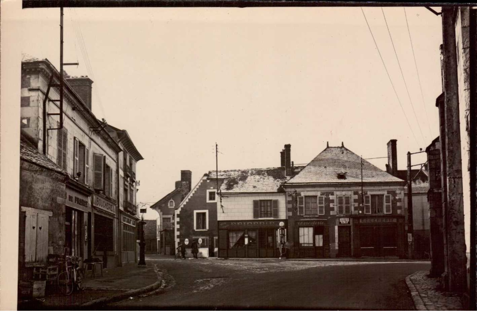 Carte Photo 37 Mosnes La Place De L'Eglise Commerces Epicerie Pompe à Essence Boucherie Charcuterie - Autres & Non Classés