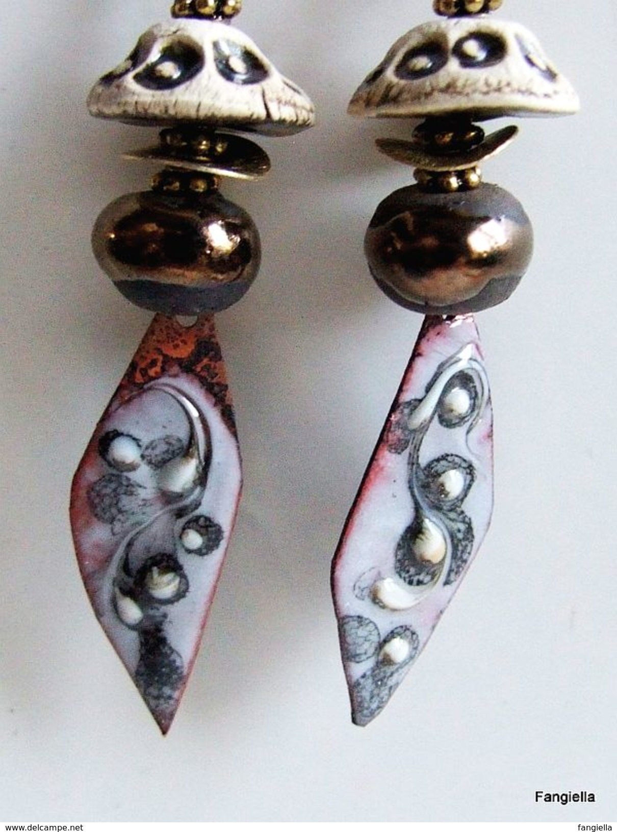 Boucles D'oreilles Gris Blanc émaux Sur Cuivre Et Perles En Céramique  De Ravissantes Boucles D'oreilles Aux Accessoires - Ohrringe