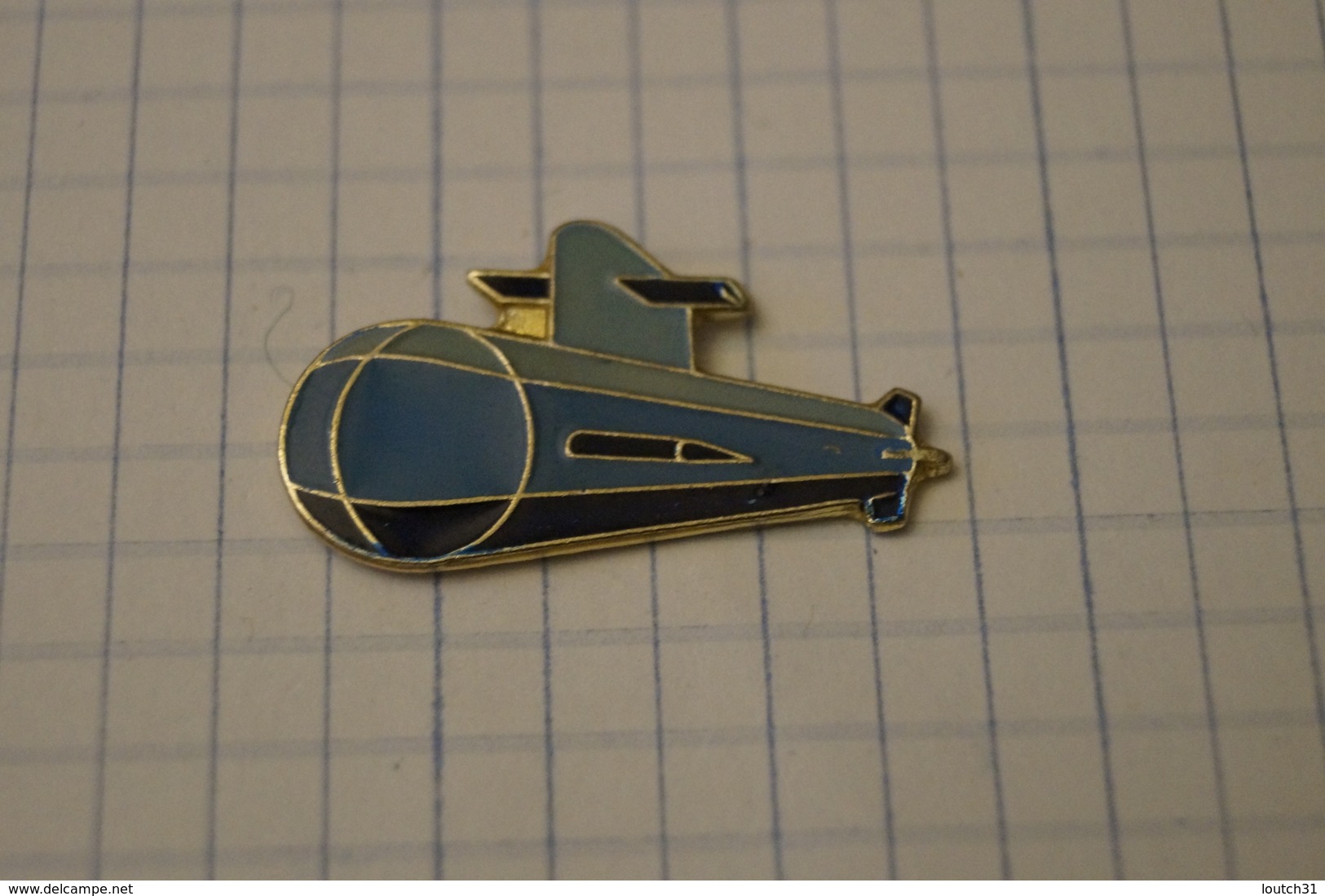 Pin's :  2 Sous Marins - Militaria