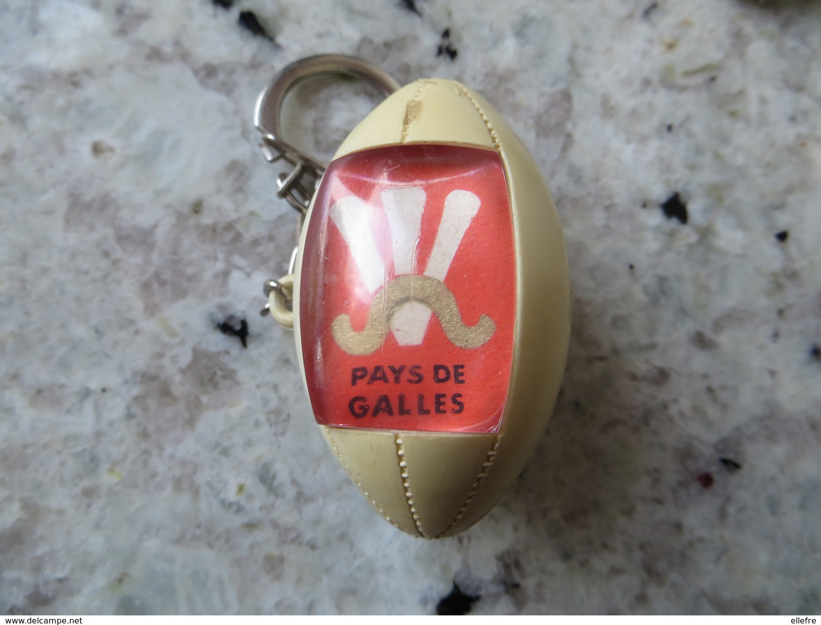 Porte Clef Publicitaire - Cognac Hardy - Petit Ballon De Rugby Ex Tournoi Des Cinq Nations Pays De Galles - Porte-clefs