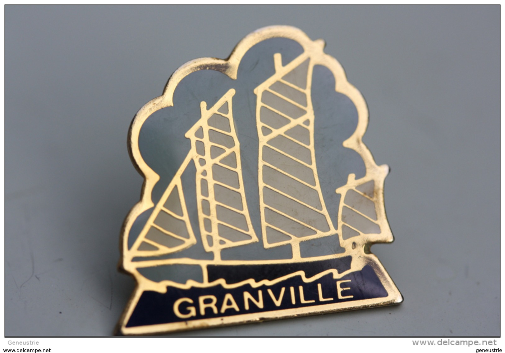 Pin´s "Granville" - Voilier De Pêche Bisquine - Manche - Normandie - Città