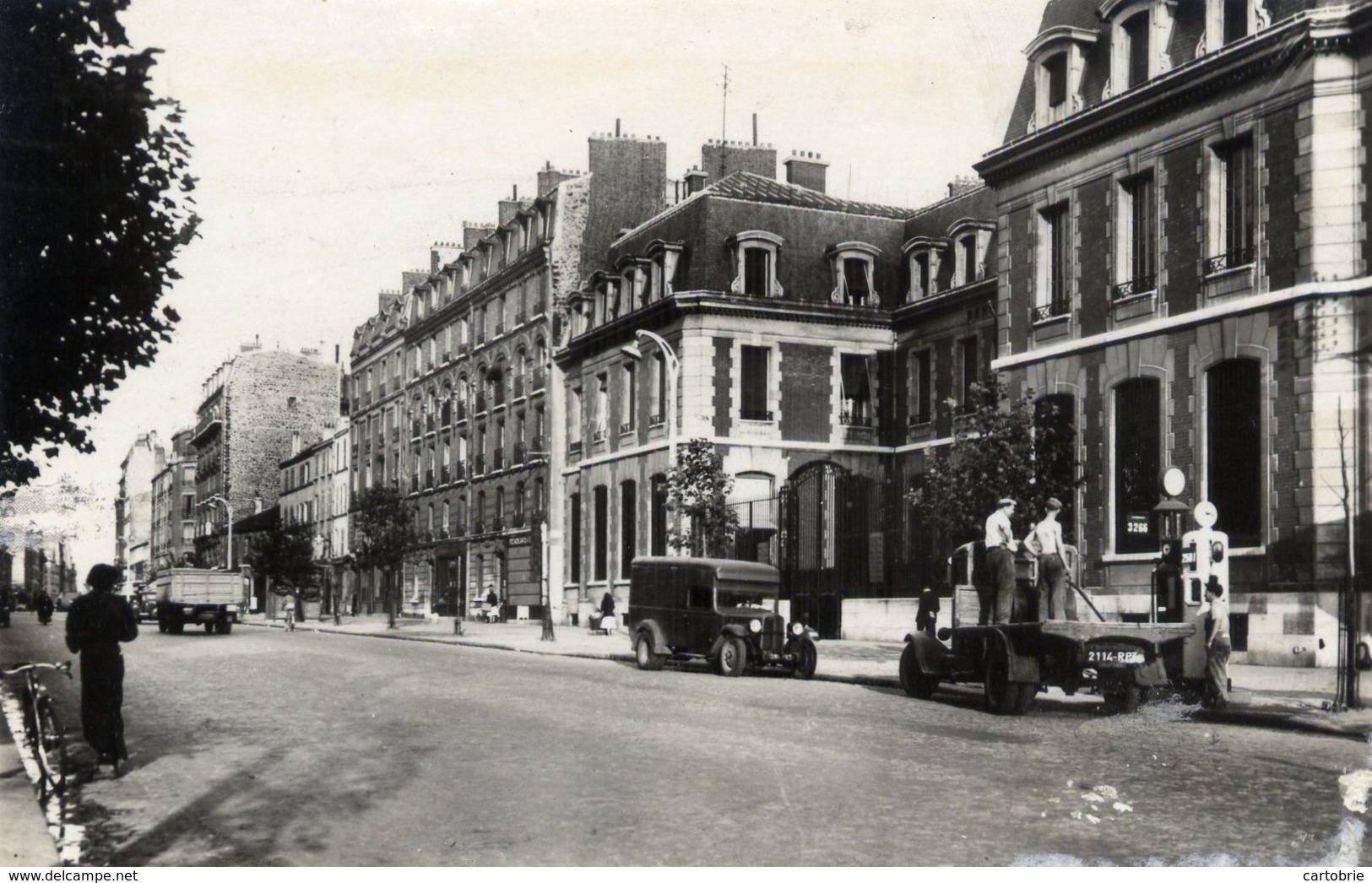 Dépt 93 - PANTIN - Rue De Paris - Banque De France - CPSM - Animée, Camions, Voitures - Pompe à Essence - Pantin