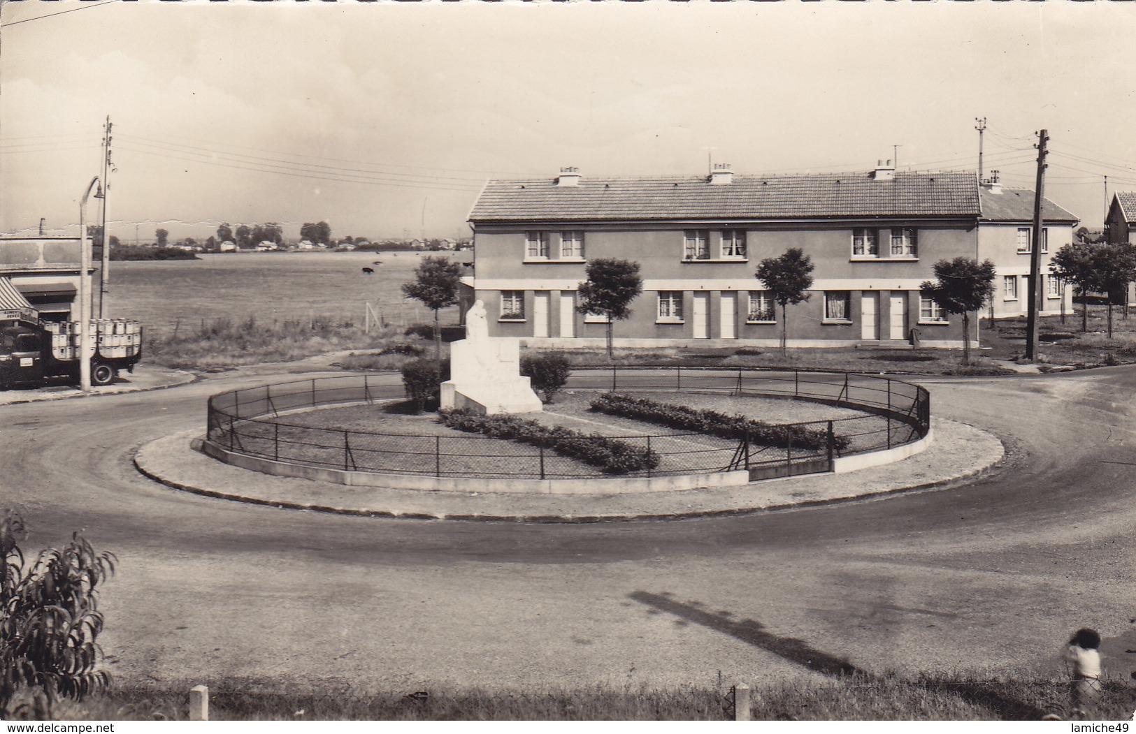 TREMBLAY LES GONESSE Les COTTAGES Le Momument Cpsm Format CPA CIRCULEE TIMBREE 1957 - Tremblay En France