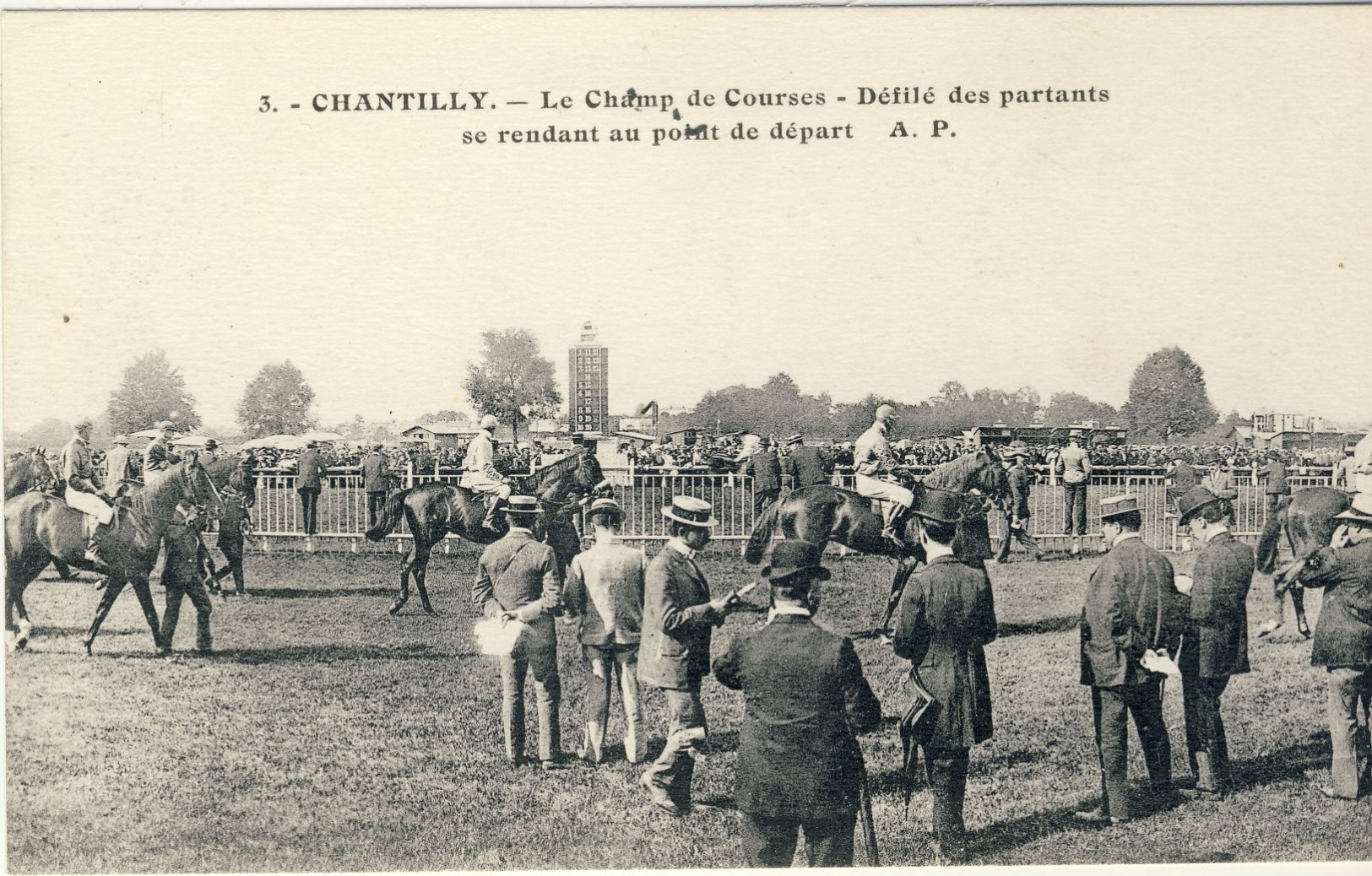 CHANTILLY -- LE  CHAMP De COURSES -- Défilé Des Partants Se Rendant Au Point De Départ - Chantilly