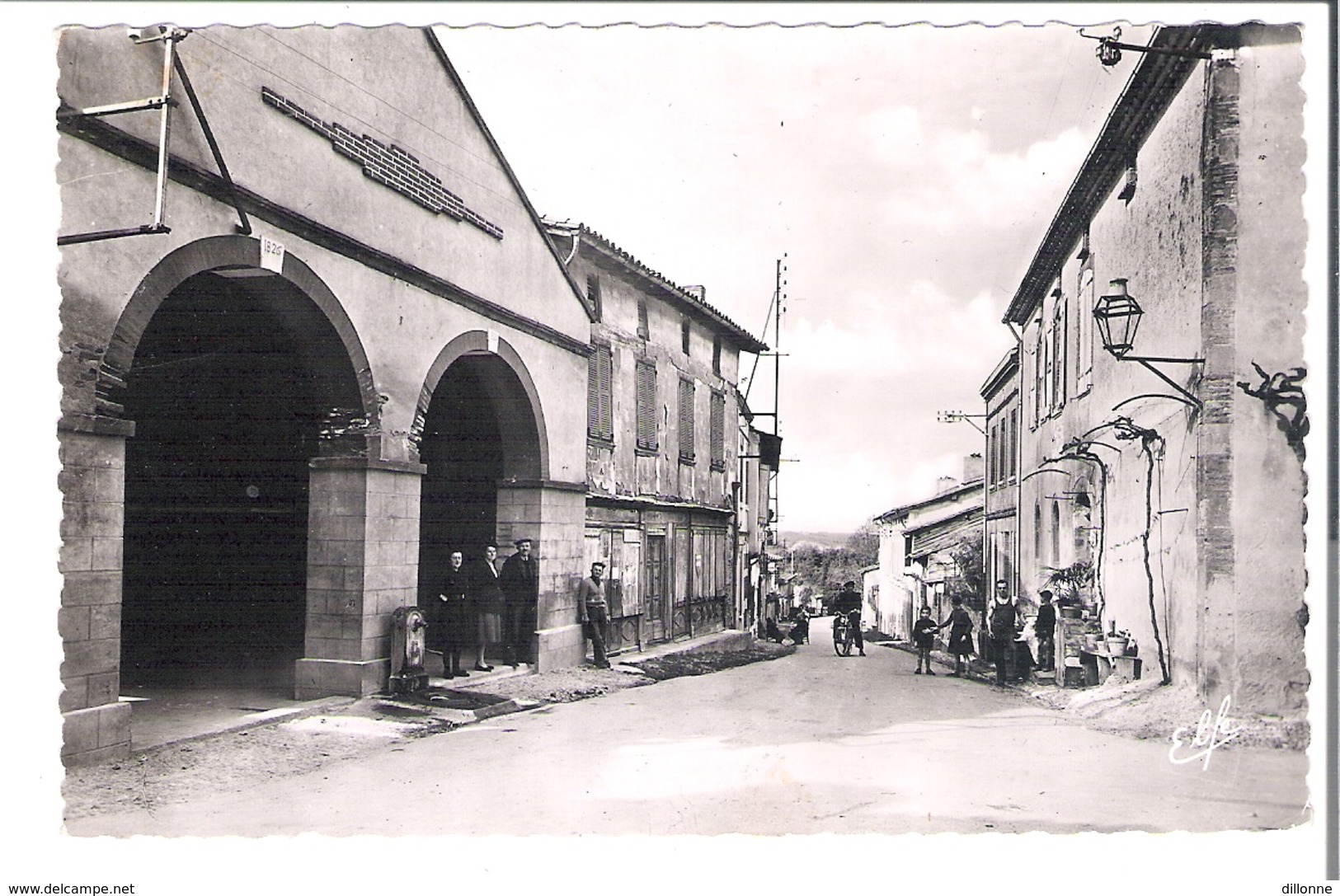 D 31   LOUBENS   La Halle Et La Grand'rue - Autres & Non Classés