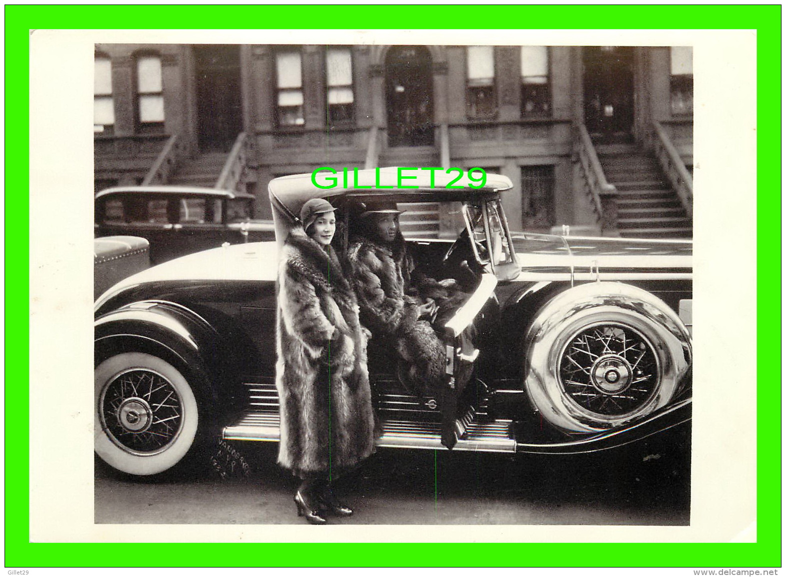 COUPLE IN RACCOON COATS, NEW YORK CITY, 1932 - PHOTO, JAMES VAN DER ZEE - FOTOFOLIO, 1985 - - Coppie