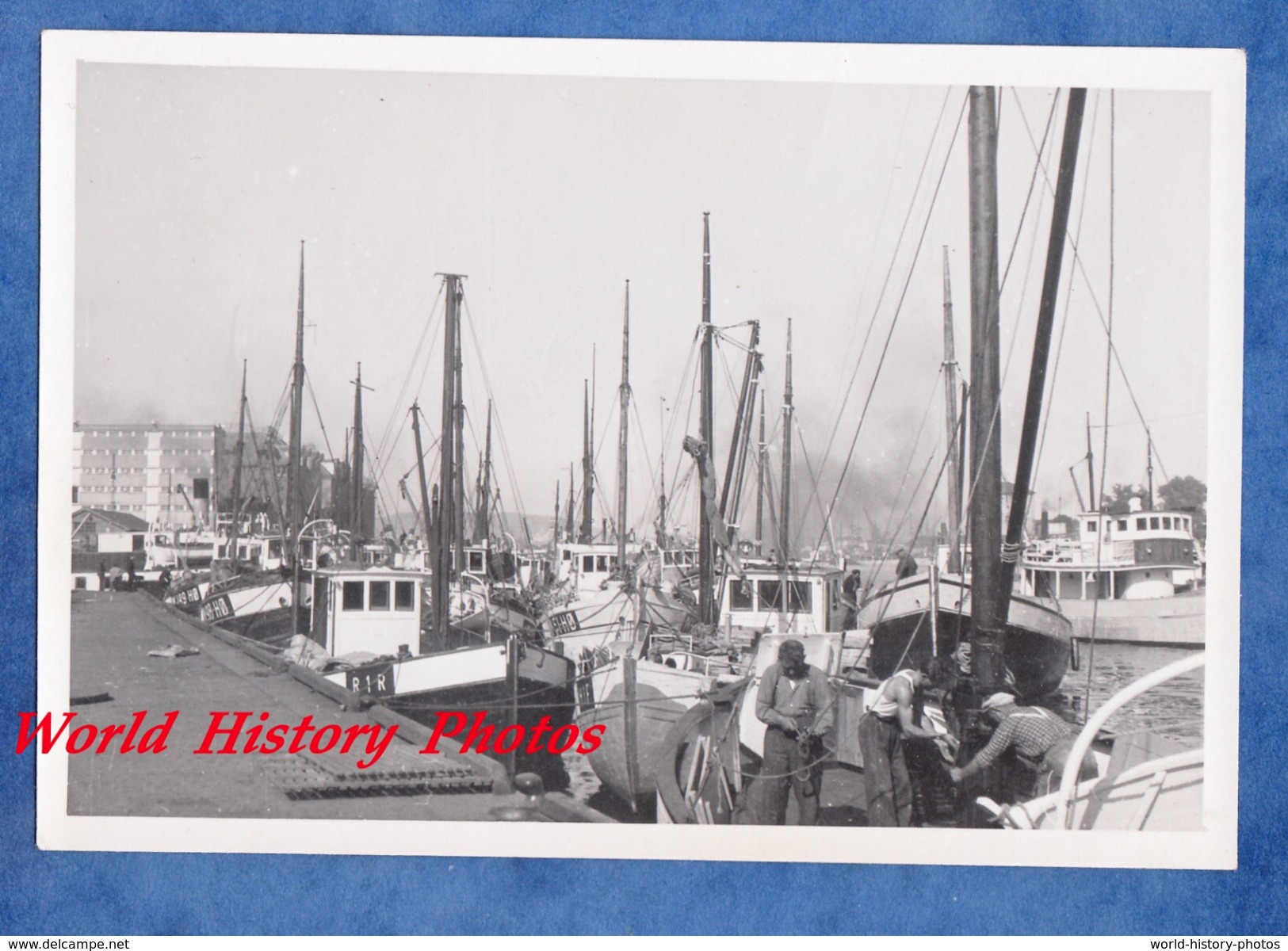 Photo Ancienne - Port à Situer - BOULOGNE Sur SEINE ? - Bateau De Pêche à Quai - Pêcheur Au Travail - Boat Ship - Bateaux