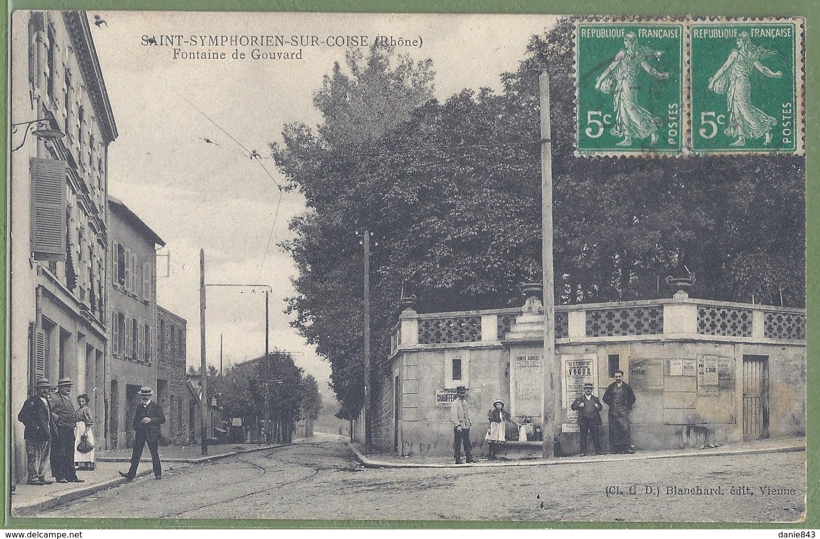 CPA - RHONE- SAINT SYMPHORIEN SUR COISE - FONTAINE DE GOUVARD - Belle Animation - édit. Dubanchet Cliché Delorme - Saint-Symphorien-sur-Coise