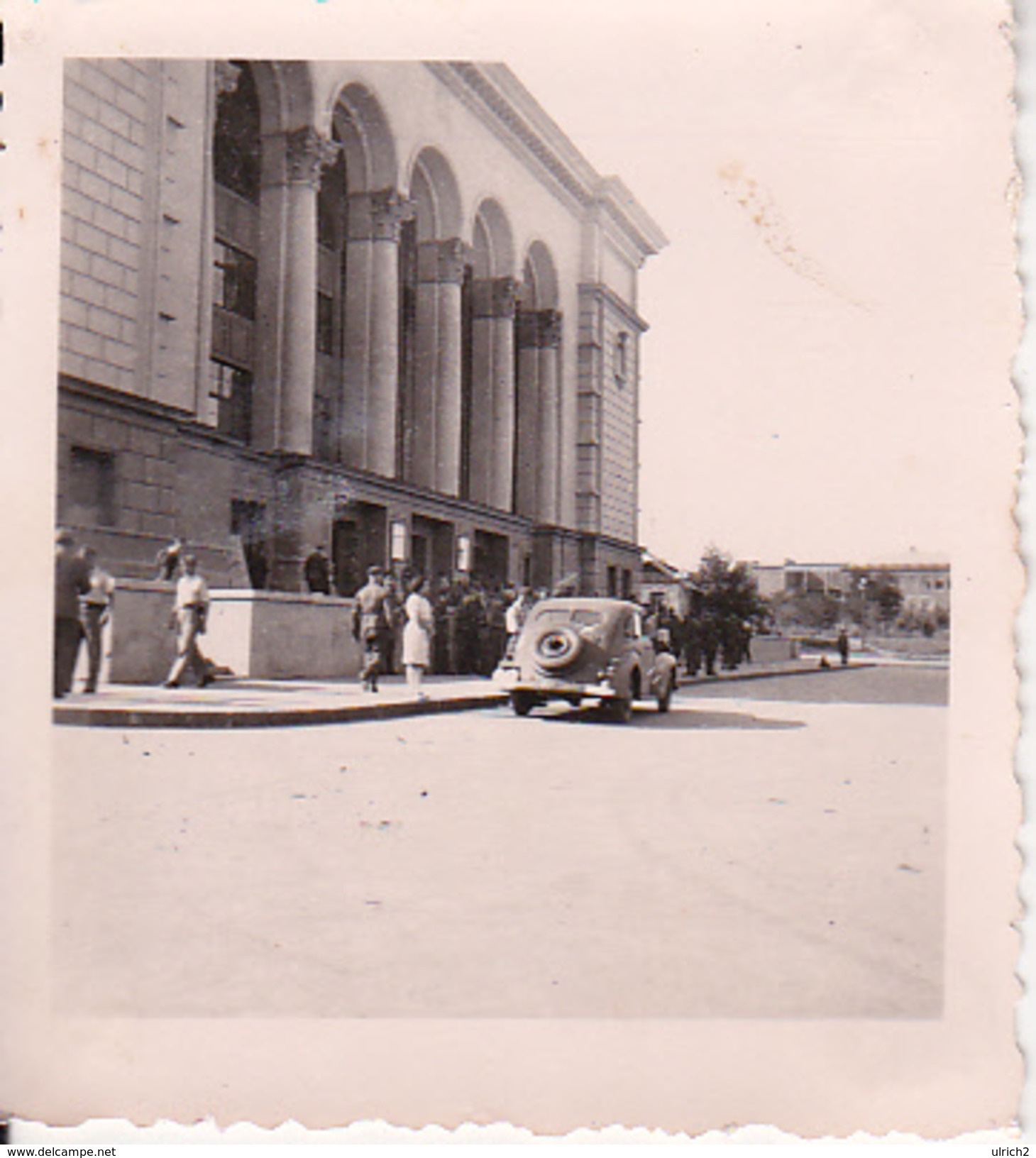 Foto Stalino - Donezk - Operhaus - Besucher KFZ -  2. WK - 5*5cm (27281) - Orte