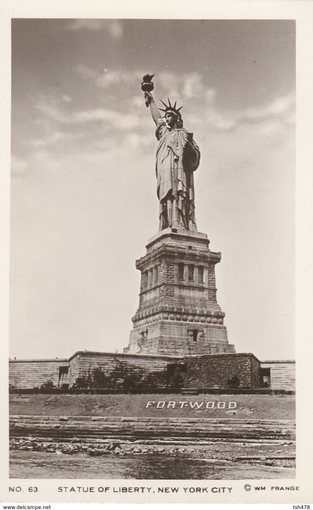 NEW YORK CITY---statue Of Liberty--fort-wood--voir 2 Scans - Statue De La Liberté