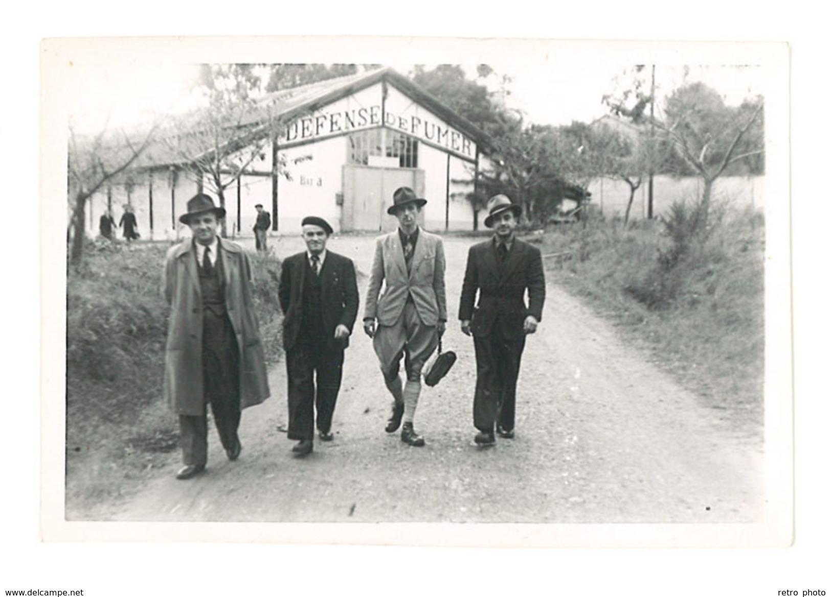 Photo Amateur, 4 Hommes Devant Bâtiment, Toulouse 1944 - Lieux