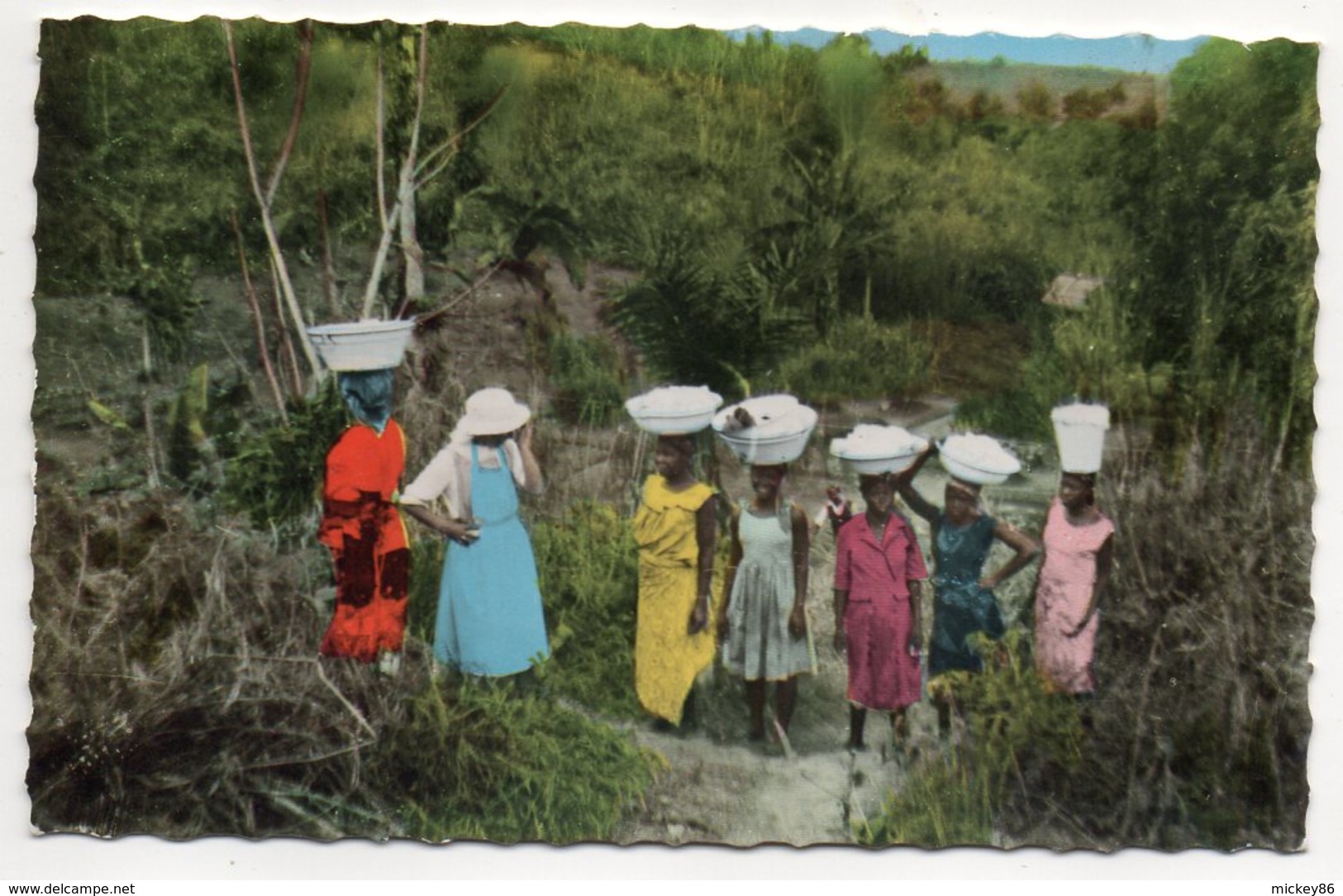 Cameroun--YOKO--Une Soeur Ramène Les Lavandières Du Marigot (très Animée),cpsm 14 X 9 éd Maison J-Bernard - Cameroun