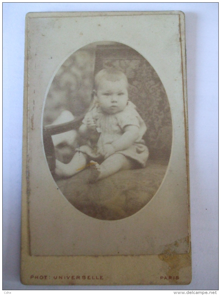 26012017 -  PHOTO D'UN PETIT BEBE SUR UN FAUTEUIL   - PHOTOGRAPHIE UNIVERSELLE PARIS - Alte (vor 1900)