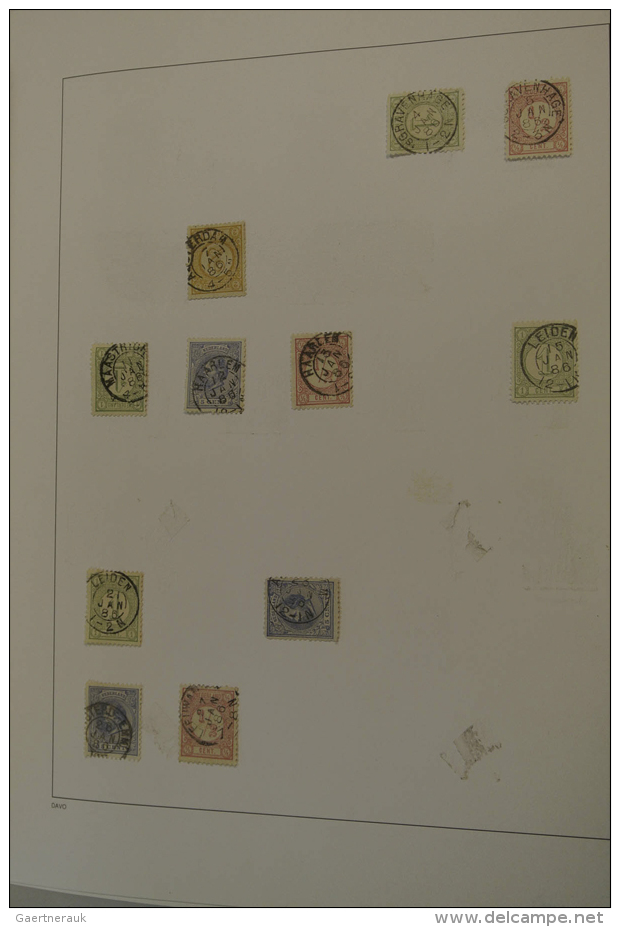 Two Blanc Albums With A Collection Small Round Cancels Of The Netherlands, Collected On Date. Collection Runs From... - Marcophilie